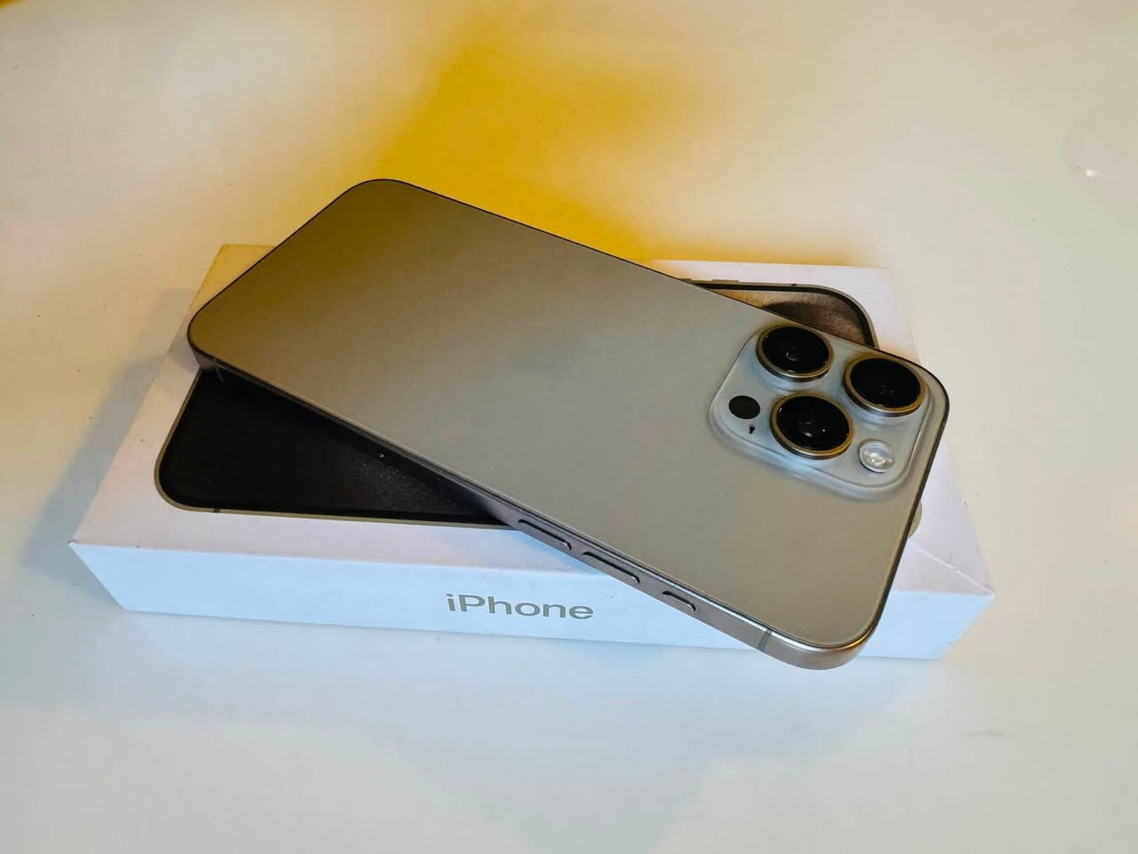 ايفون 15 برو ماكس 🩶
ذاكرة 256 / بطارية 92%🔋 
ماستر شرق اوسط ويا كارتونتة مطابقة ☑️
كُلشي ممبدل بي / الجهاز كُلة شغال فيس ايدي شغال ✨
سعرة 975 🔒💸 / مكاني بغداد بلديات 
هـ / *********** موجود واتساب كذلك
