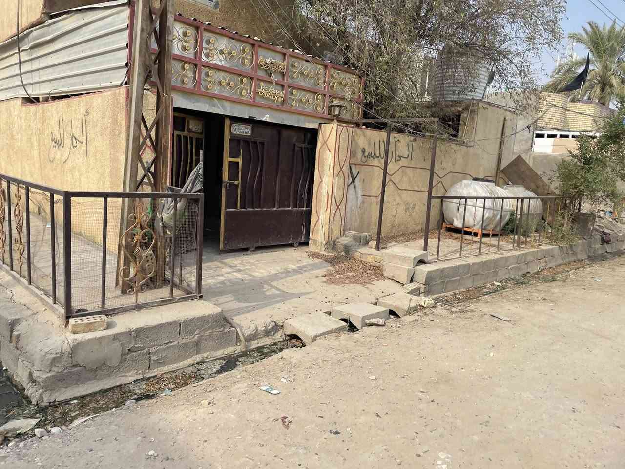 بيت ركن امام سوق الشمري طابق ونص مستعجل ع بيعته 
يتكون من كراج كبير وحديقه وصحيات ثنين بلكراج وستقبال ٨ متر وصاله و٣ غرف رابعه مسوينه مطبخ بارد اضافه الى مطبخ حار بلترك حمام جوه وحمام بلطابق ثاني فوك غرفتين السطح شتايكر لبيت يخبل بس عوزه تنضيف 
للاستفسار الاتصال على الرقم *********** بيعه مستعجله كلش
((توضيح السقيفه شايله ))
