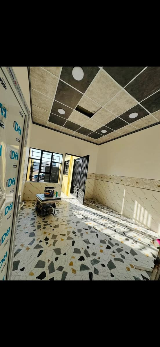 السلام عليكم دار للبيع بسعر مناسب جداا الموقع في حي سومر منطقه 112 قرب جامع صاحب الشفاعه 
المساحه 100 متر طابق ونص بناء حديث 
يتكون من غرفتين نوم وهول واستقبال ومطبخ وكراج سياره وصحيات 
ملك صرف سند طابو الزهور 
مواصفات الدار سيراميك وبورسلين سقوف ثانويه ابواب بلاستك 
الدار فارغ حاليا تسليم فوري 
السعر 64 وبي مجال 

للاستفسار او مراجعه مكتب المهند لتجاره العقارات 
عنوان المكتب في حي سومر قرب التقاطع الثاني 
او الاتصال ع الارقام التاليه 
***********مهند 
***********مهند
