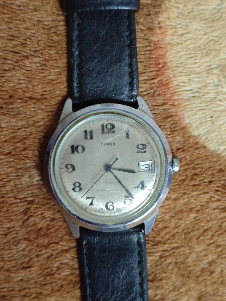 ساعة يد كلاسيكية أصلية ماركة TIMEX للبيع ⏱️✨
التفاصيل: ساعة فينتيج (Vintage) أصلية بحالة ممتازة، تصميم كلاسيكي بأرقام واضحة ونافذة لتاريخ اليوم، مع حزام جلد أسود أنيق. الخلفية مكتوب عليها (Assembled in Taiwan) و(Base Metal Bezel).  
الموقع: بغداد - العبيدي 📍
للاستفسار والتفاصيل: يرجى مراسلة الخاص حصراً 📥
رقم الهاتف: *********** 📞

