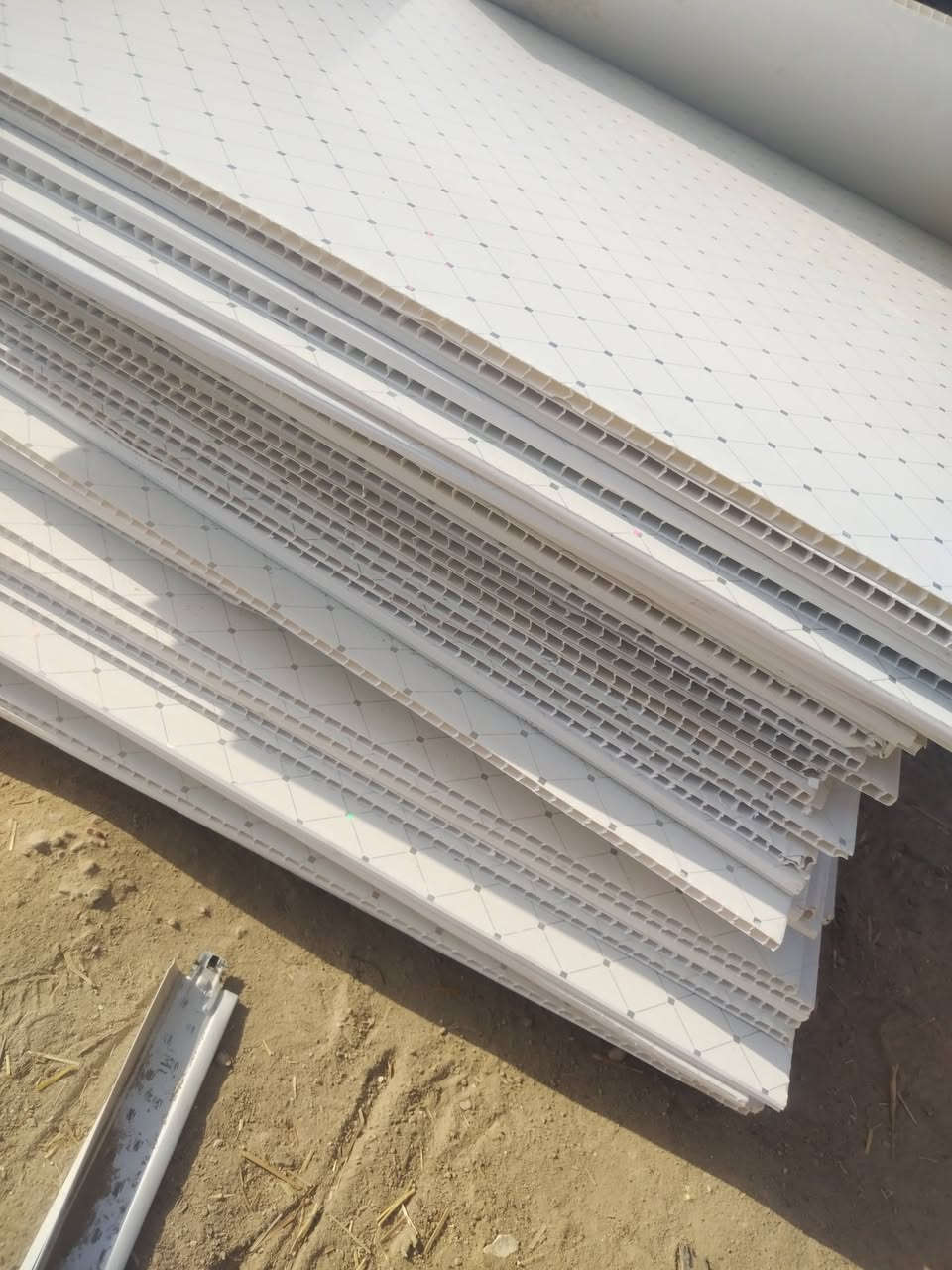 سلام عليكم سقف ثانوي للبيع ما ناقصه اي شي جاهز هوه وحدايده ومابيه اي ضرر واتواصل وبيك خير وتدلل ***********
