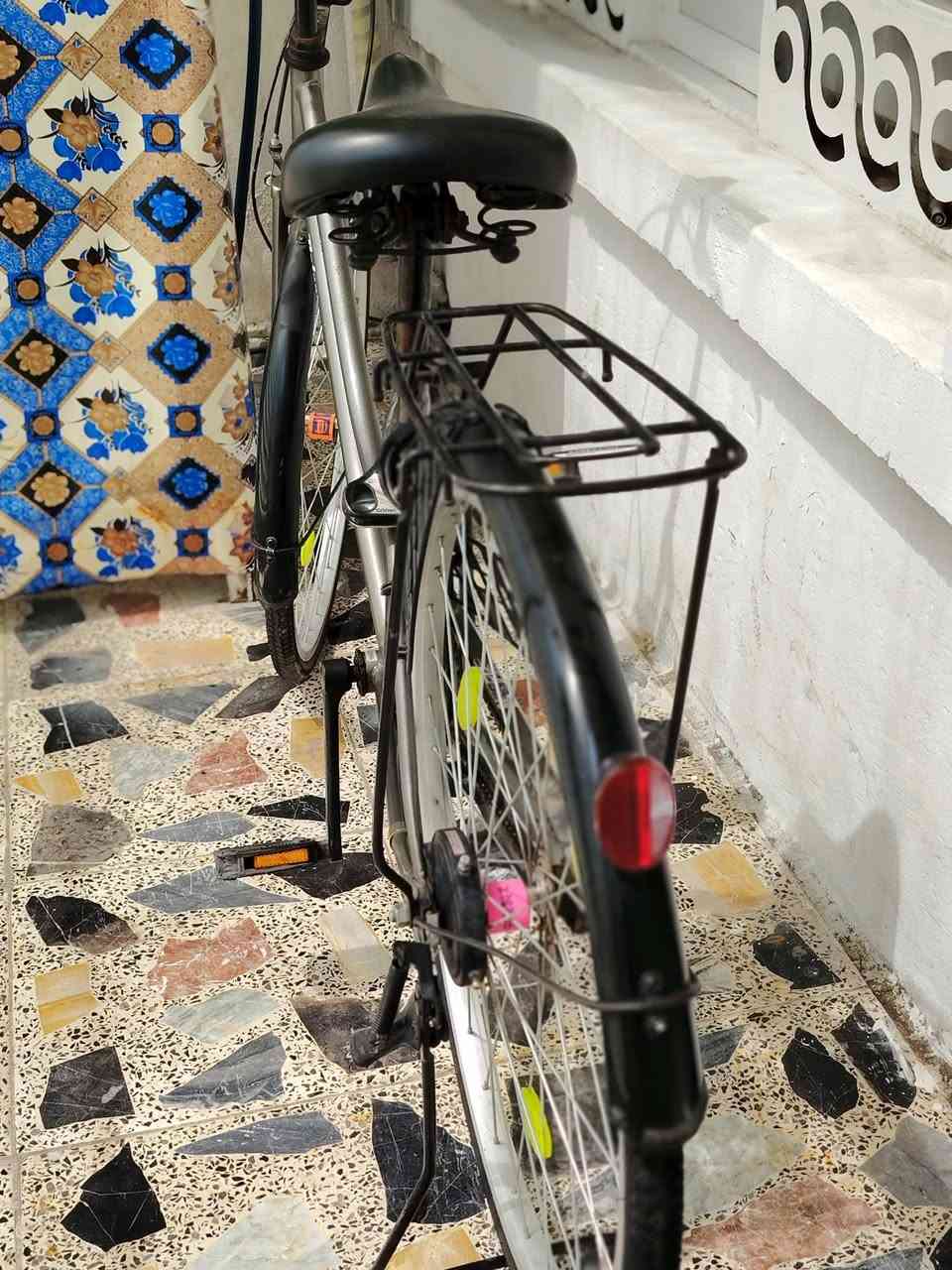 سلام عليكم اشلونكم حبايب إنشاءالله زينين عمي هذا البيسكل للبيع قبل شهر اشتريته واريد ابيعه السعر ميه وخمسطعش وبي مجال حك الجيه المكان البياع حي الرساله قرب شارع الضغط الرقم ***********
