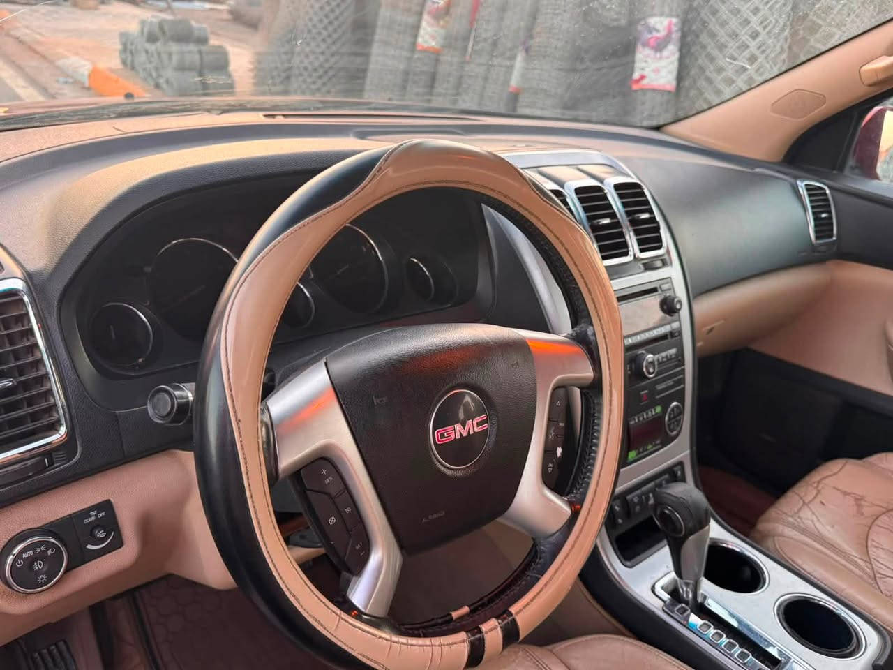 لبيع: جمس أكاديا 2010 (GMC Acadia) —

مع كير ومكينه وتفرعات وطفيره وباقي مكانيك السياره جديده حاويه

صدر السيارة بحالة ممتازة 

منظومه تبريد جديدة

المواصفات والتجهيزات:

 المحرك والجير: 6 أسطوانات (V6) سعة 3.6 لتر — محرك صافي (بدون Check Engine).

 التشغيل: تشغيل عن بُعد.

 السقف: دبل بانوراما (فتحتا سقف).

 المقصورة الداخلية: كشنات منفصلة جلد بيجي

مع شاشه خلفيه ومنفذ كهرباء  وتدفئة بالكشنات

 نظام الركن: كاميرا خلفية + حساسات خلفية.

 التكييف: تكييف مركزي منفصل (أمامي وخلفي) ./ في درجه الحراه العاليه غير كافي

 الأمان: نظام ABS، التحكم بالثبات (StabiliTrak)، ووسائد هوائية متكاملة.

السيارة كاملة بدون اي نقوصات 

التفاصيل والتواصل:

المسافة المقطوعه ١٨٤٠٠٠ كيلو متر

 السعر المطلوب: 89 ورقة (8,900 دولار).

 الموقع: ديالى / بعقوبة.

 رقم الهاتف: *********** ( اتصال فقط هاتف او واتساب)

للعلم السياره من 2013 موجودة عندي
