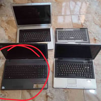حاسبات لابتوب عدد ٤  وحدة منهن شغالة مابيهه شي  كلهن بدون بطاريات بدون...