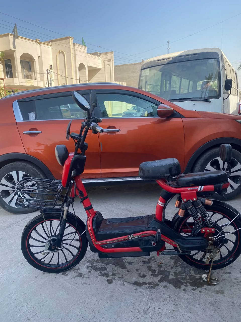 دراجه شحن رايده 200 الف قفل قفل بدون بطاريات بس عندي وياه سويجات اثنين علما تحتوي دراجه على ٦ بطاريات  مكاني بغداد حي اور الدراجه متروكه  سنتين ***********
