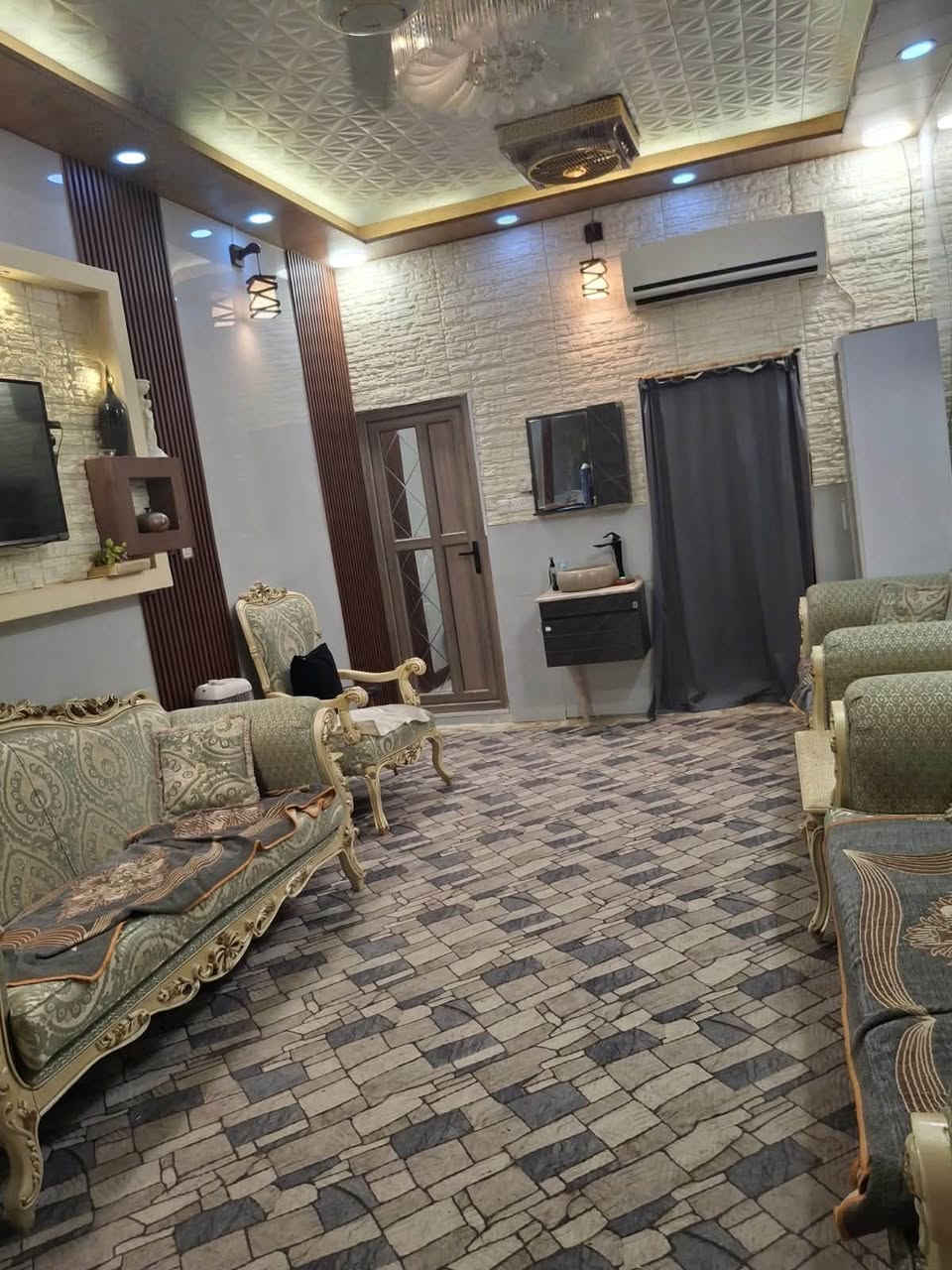 ***********
منزل بناء طابوق طابقين استقبال ومطبخ وحمام طابق اول
وطابق ثاني غرفتين وحمام وبالكونه
سند 25
50 متر
