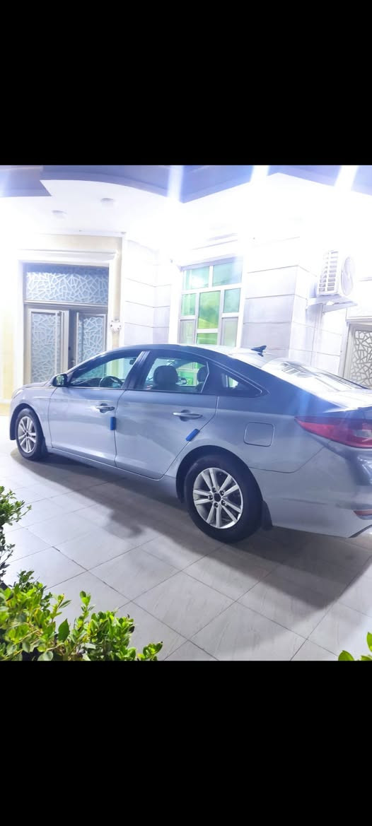 من رخصة الادمن
سوناتا 2017 امريكي للبيع
اللون رصاصي
محرك 2400 GDI بحاله جيده
تبريد وتدفئه 
تخم تاير جديد
ماشيه 158 الف وقابله للزياده
وكما موضح بالصور. بيها صبغ الدعاميه الخلفيه اثر شخوط واكو فديو بيها قبل الصبغ 
والشراي يجي يشوف بعينه ويقتنع
السعر المطلوب12500 $ وبيها مجال
رقم صاحب السياره
***********
