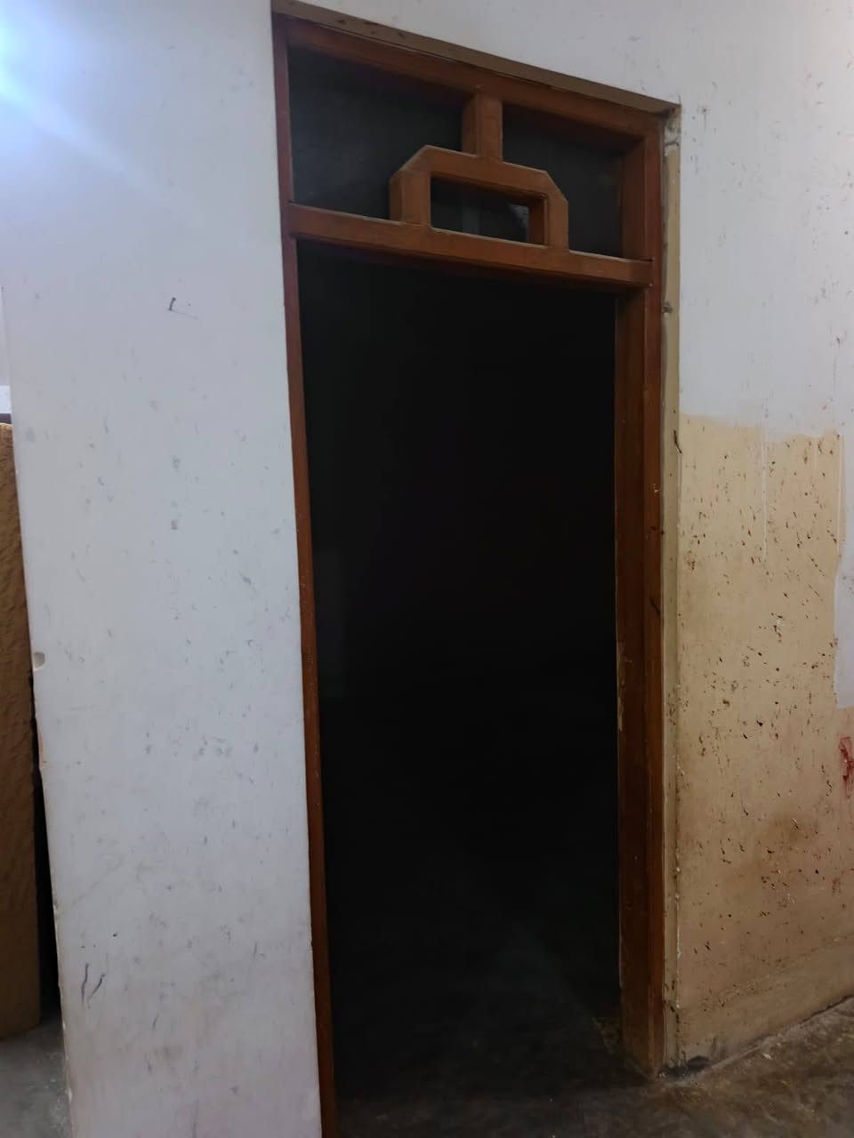 سلام عليكم مشتمل للبيع الرحاب شارع المضيف  طابوزراعي سند 25واصله تبليط يبعد عنه 30متر. قرب جامع نور الرحمه مباشر. المساحه 130 كامل نقص فقط ستاره مطبخ صيحيات سيراميك. البيت كله صبه نضيفه ارضيته علما البيت مؤجر السعر 35مليون. للاستفسار ***********
