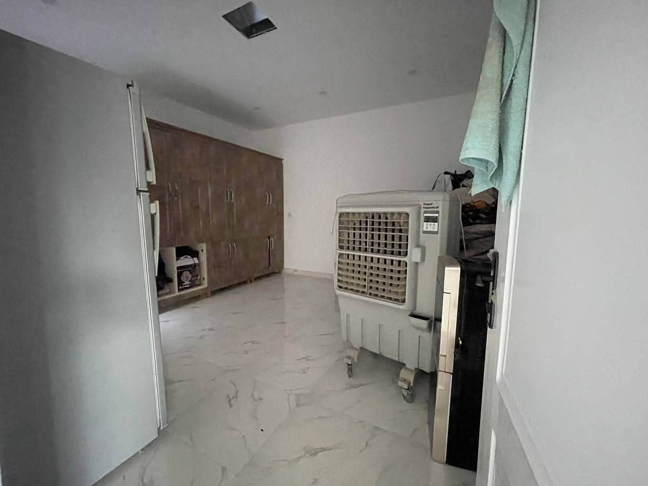 🏠 بيتين للبيع في شوراو 1

🔹 البيت الأول: مساحة 125 م²، ركن مربع.
🔹 البيت الثاني: مجاور للبيت الركن، بصف الركن.

💧 بئر ارتوازي — ماء متوفر 24 ساعة
⚡💧 كامل الخدمات: ماء، كهرباء وتبليط
🏡 البيتان طابق واحد.

📍 موقع مميز في شوراو 1، قرب جامع طريق الجنة، وقريب من المستوصف والمدرسة.

📞 لمعرفة السعر والتفاصيل ***********

🏠 دوو خانوو بۆ فرۆشتن لە شۆراو ١

🔹 خانووی یەکەم: ڕووبەر ١٢٥ مەتر، لە گۆشەی چوارگۆشە.
🔹 خانووی دووەم: دراوسێی خانووی گۆشەکەیە و لە تەنیشتی گۆشەکەیە.

💧 بیرێکی ئارتوازی — ئاوی ٢٤ کاتژمێر بەردەستە.
⚡💧 هەموو خزمەتگوزارییەکان بەردەستن: ئاو، کارەبا و ڕێگای پێکراو.
🏡 هەردوو خانووەکە یەک نهۆمن.

📍 شوێن: شۆراو ١، نزیک مزگەوتی ڕێگای بەهەشت، نزیک پەرستارگە و قوتابخانە.

📞 بۆ زانیاری زیاتر ***********

