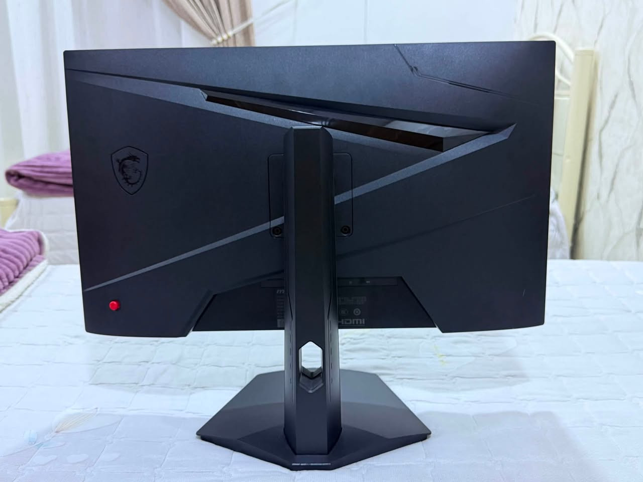 شاشه msi G244F E2 نظيفه جدا استعمالها قليل و الشاشه 2 كي 180 هيرتز يعني جداً قويه للألعاب عدا عندك الخدش البسيط بالزاويه ما مبين كما موضح بالصوره+ الكارتون مالتها ما موجود يعني شاشه فقط بدون كاروتن والسعر 200 ومكاني بالبصره للأستفسار على الرقم(***********)
