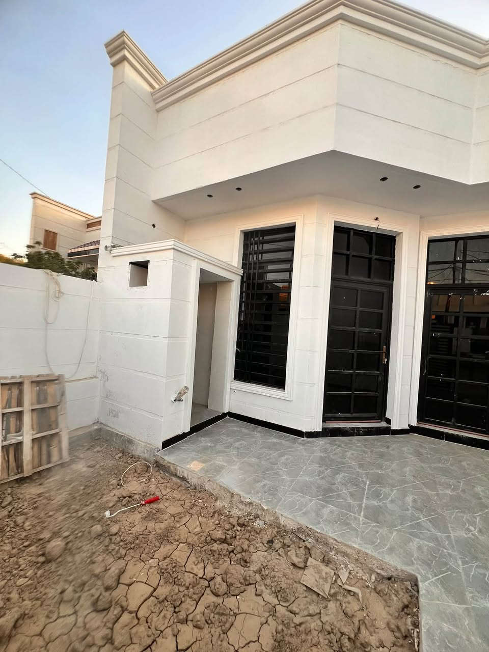 أكيد، هذه صياغة أقوى ومناسبة لإعلان فيسبوك:
🏡 بيت للبيع – فرصة مميزة

📍 الموقع: بداية الموظفين
📐 المساحة: 185 متر
🏠 جديد بالكامل – بناء 2026
🧱 بناء طابوك وتنفيذ ممتاز

✨ يتكون من:
• غرفتي نوم
• استقبال
• صالة
• مطبخ
• كراج سيارة
• حديقة
• طابق واحد بتوزيع عملي ومريح

⭐ بيت جديد، مرتب، وتشطيب ممتاز وجاهز للسكن

📞 للاستفسار ومعرفة السعر:
زيارة مكتب الخالدي للعقار – بداية الموظفين
📍 مجاور المدرسة الأهلية
📱 ***********
