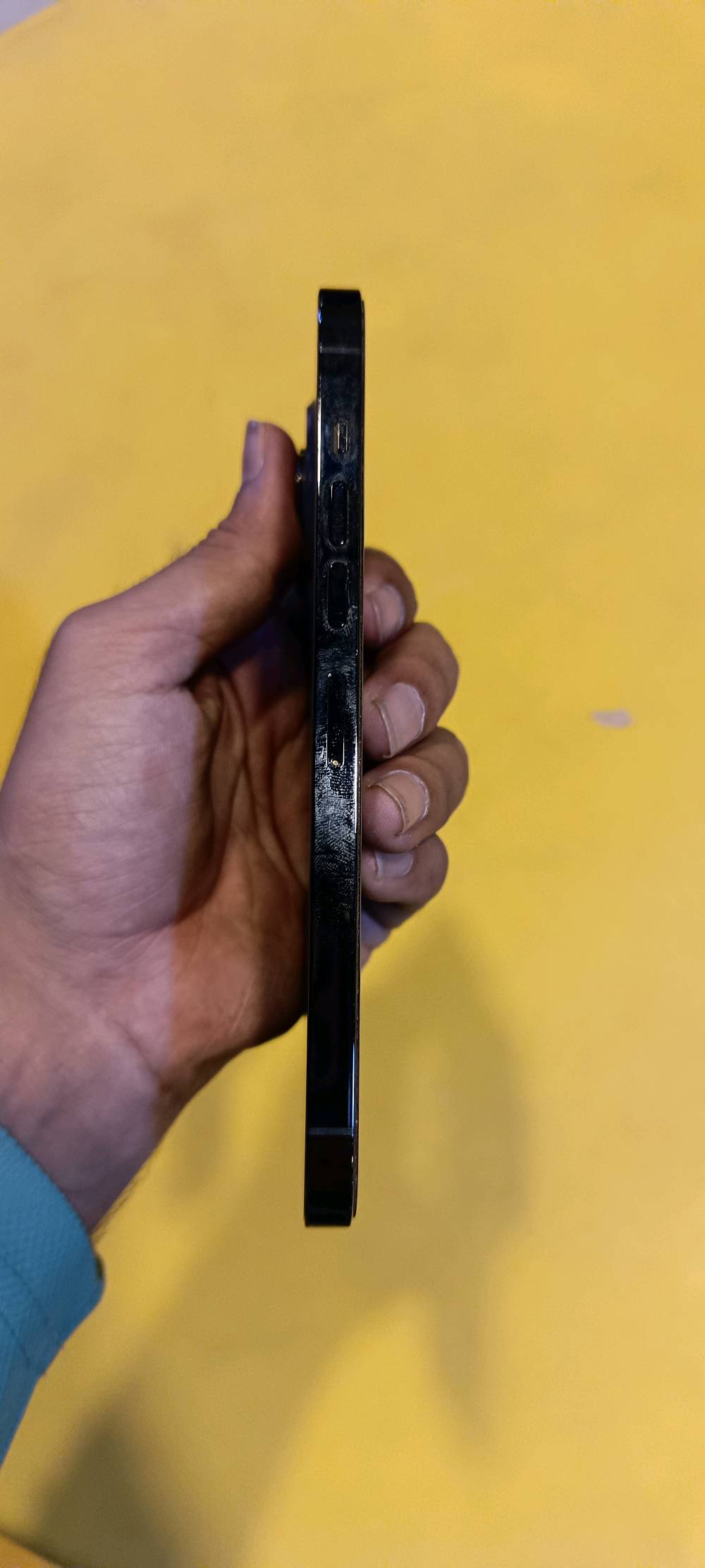 ايفون 13pro Max
((شرق أوسط)) ذ256 بطاريه77 
جهاز نضيف ومكفول من كلشي شخط ما بي سعر800 
مكلف بالنشر ***********