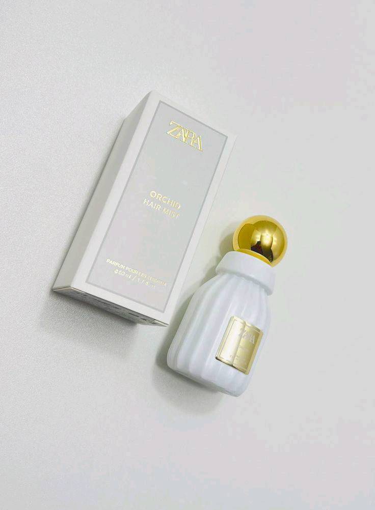 ✨🎀 عطر شعر زارا | ZARA Hair Mist 🎀✨
إذا تدورين على شعر يفوح بالأنوثة والنعومة طول اليوم، مجموعة عطور الشعر من براند ZARA راح تصير اختيارج المفضل 💖
تركيبة خفيفة على الشعر تعطي ريحة فاخرة وثبات ناعم بدون ما تسبب جفاف أو دهون، ومناسبة للاستخدام اليومي ولكل أنواع الشعر ✨

💎 متوفر بعدة روائح جذابة تناسب كل ذوق:

1️⃣ ريحة زهرية ناعمة ولمسة أنثوية راقية 🌸تعطي إحساس بالنظافة والانتعاش وتخلي شعرج يفوح بريحة هادئة وحلوة طول اليوم.

2️⃣ فانيلا دافية ممزوجة بنفحات فاخرة 🍦
ريحة جذابة وأنثوية تناسب السهرات والأجواء الباردة وتضيف لمسة دفى وأناقة لشعرج.

3️⃣ عطر التوبروز الزهري الفخم 🌼ريحة منعشة وراقية تخلي شعرج ينبض بالحيوية والنعومة مع ثبات جميل.

4️⃣ مزيج المسك والزهور الهادئة 💜ريحة رومانسية ناعمة تعطي إحساس بالفخامة والأنوثة وتناسب الاستخدام اليومي.

5️⃣ عطر الأوركيد الفاخر 🌺
رائحة أنيقة وناعمة تمنح شعرج لمسة راقية وثبات يدوم لساعات طويلة.

6️⃣ ريحة فاكهية منعشة وحيوية 🍊
تعطي انتعاش وطاقة وشعور بالنظافة والمرح طوال

الماركة: ZARA
منشأ : أمريكا 🇺🇸💯
سعر القطعة 10الاف 
🚘يوجد خدمة توصيل لجميع محافظات العراق ٤ الاف🚘
