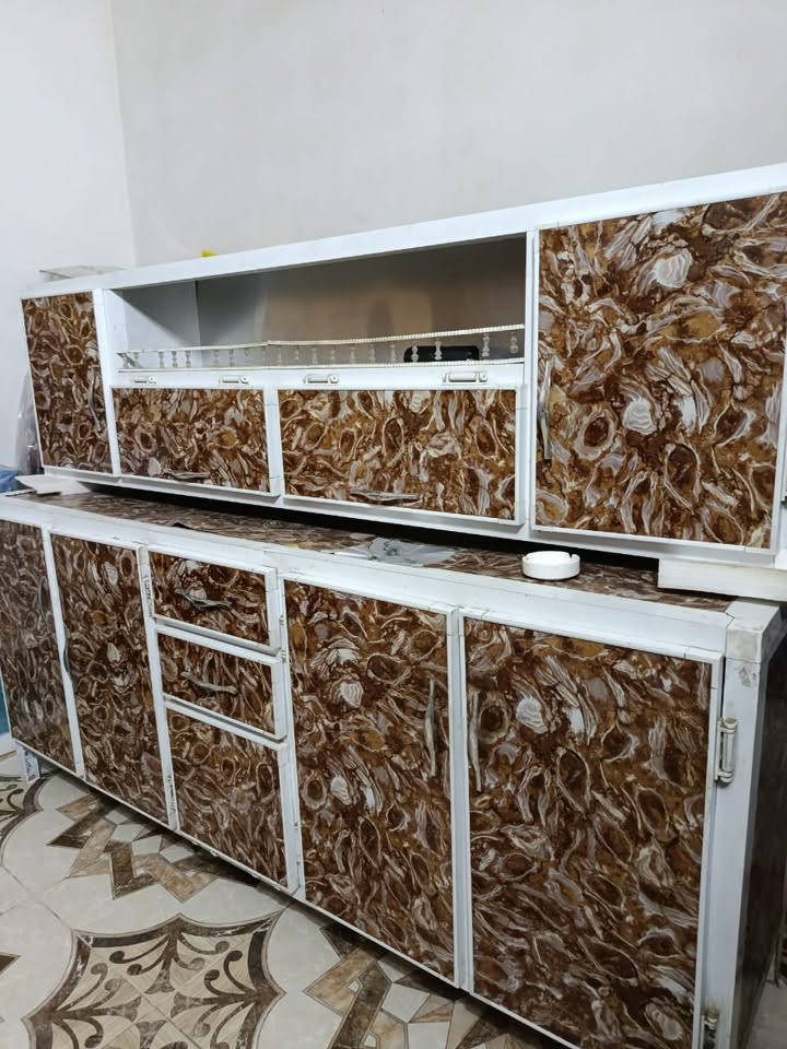 كاونتر المنيوم مترين ونص نضيف من الداخل والخارج سعرة 250 مكان حلة للاستفسار الاتصال ع الرقم***********
