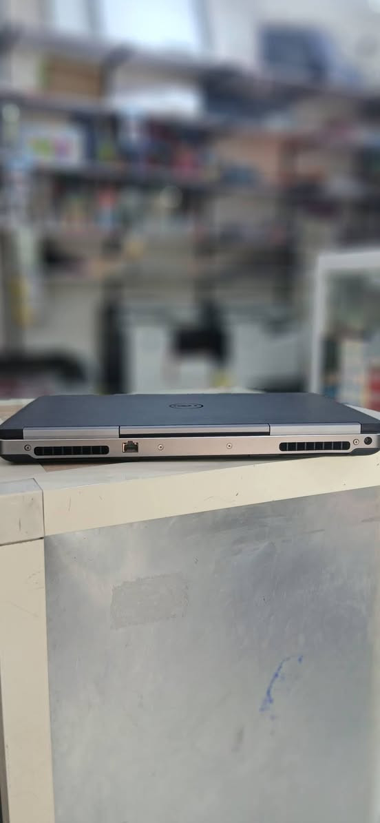 🔥 للبيع | Dell Precision 7520 Workstation 🔥
إذا تبحث عن لابتوب قوي للألعاب، التصميم، الهندسة، أو الاستخدام الاحترافي، فهذا الجهاز يعتبر من فئة Workstation ويقدم أداء ممتاز.

المواصفات:

🔹 الموديل: Dell Precision 7520

🔹 المعالج: Intel Core i7 الجيل السابع

🔹 كرت الشاشة الخارجي: NVIDIA Quadro M2200 4GB

🔹 كرت الشاشة الداخلي: Intel HD Graphics 630

🔹 الذاكرة (RAM): 16GB

🔹 التخزين: 512GB NVMe SSD (Toshiba)

المميزات:

✅ تشغيل الألعاب القوية بسلاسة.

✅ مناسب للمونتاج والتصميم والهندسة والبرامج الاحترافية.

✅ سرعة عالية بالإقلاع وفتح البرامج بفضل NVMe SSD.

✅ الجهاز نظيف جدًا وحالته ممتازة، وجاهز للاستخدام مباشرة.

📩 للاستفسار أو المعاينة، التواصل على ***********

السعر يُذكر للجادين فقط.

