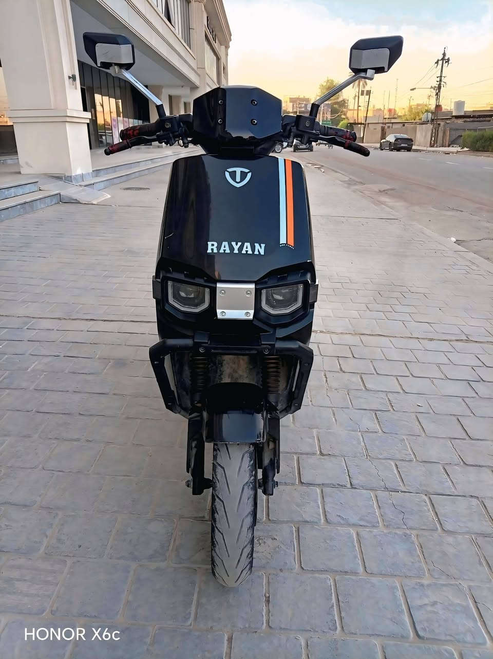 دراجة شحن RAYAN للبيع 
آخر إصدار (وحش الكون) 
تحكم سرعة 3 درجات 
6 بطاريات مسطرة
تشغيل عن بعد 
بصمات عدد 2 
كشن طبي 
لايتات مازدة (زنون) قوي جداً 
منفذ (YSB) 
الدراجة نازلة من وكالة الريان فرع الصدرية قبل (6 اشهر )
( السعر 900 ) وبيها مجال
للاستفسار ( ***********)
متوفر واتساب ايضاً 💙

نص مكتوب في الصور:
- HONOR X6c