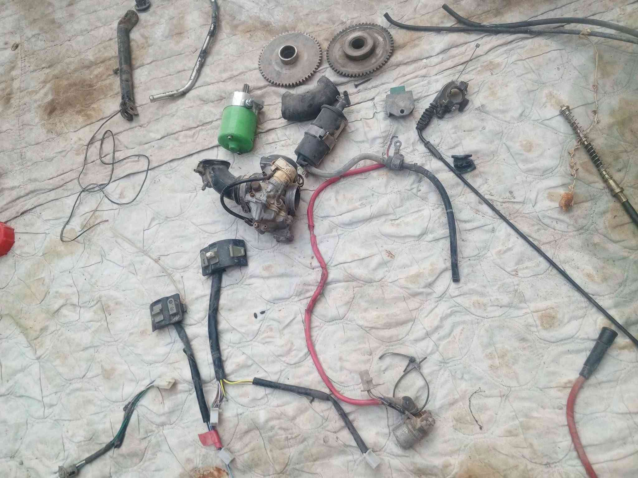 السلام عليكم غراض فراشه بسعر لماي وكله شغال ونضيف شاصي مكفول من صبغ ولحيم راجز سلف دشلي سلف كامل شوته كابريته اصليه شلعه ومعدل بيه واير سكليتر خلفي واير سكليتر  واير بريك امامي معه لدسك مالته سبايدر واير بريك خللفي تجمع دكم سلف ولاشاير باتري باتري  جك ربع كويل بلك جوين  كتف شحن سعر ارخص من لتراب قيم بل يرضي الله وتعال اخذ العنوان كوفه شارع المطار يم جوهرت العرب الاتصال ع رقم او خاص ***********
