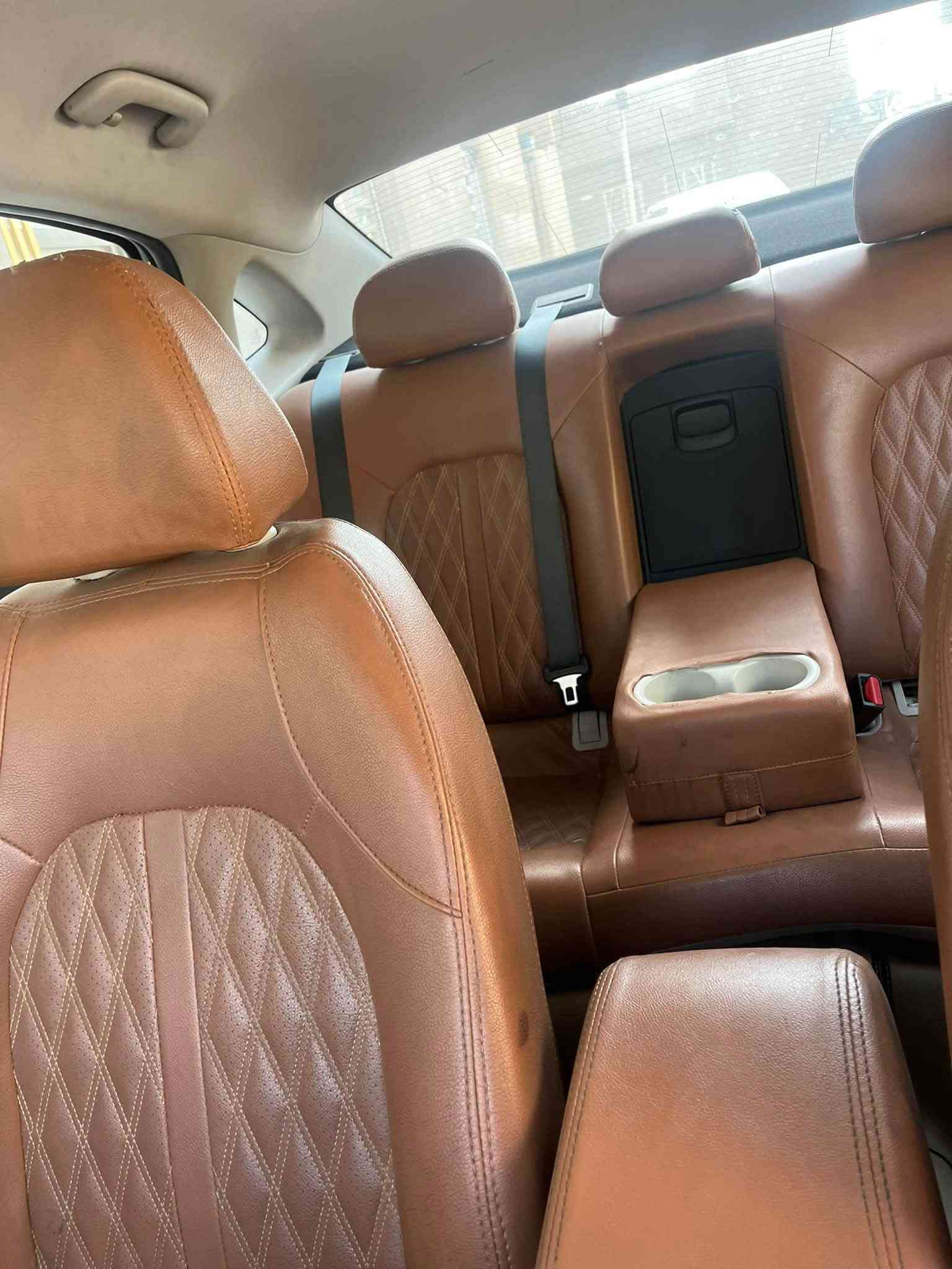 السلام عليكم
سوناتا خليجي ٢٠٢٠
محرك ٢٠٠٠ دوش
ماشية 108 km 
مواصفاتها standard 

گير بيانو ، مقاعد جلد، شاشة كاربلاي حساسات امامي خلفي، لون السيارة شمباني متغير ، بالليل رصاصي بالنهار فضي وذهبي 

السيارة نضيفه اخذتها بيها ضربه كلش خفيفه بالجاملغ مال سائق 
وعندي تضرر البنيد فقط الحافه مال عكس السائق بدون دواخل الضربه خفيفه والسيارة كلش نضيفه .

للأستفسار ( *********** )
