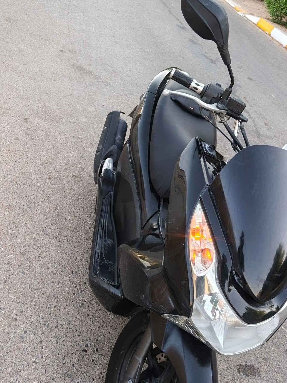 السلام عليكم هوندا pcx جيل اول ياباني اصل مرقم بأسمي
لون اسود

#كفرات بلاد

#مكينه بلاد

#ستان_كهرباء

#لايت_زنون_كهربائيات شغاله كله 

تايرات جدد قبل سبوع شادهن

#دراجه_فول_

#تراي_وشلعه_ومعدل_فول_شرط 

#باتري_جديد

#دراجه_حيل_حلوه_وناعمه 

#مكينه_كفاله

#شرط_التحويل_عقد_مروري

#مكاني_الانبار_الفلوجه 

*********** 

السعر والتفاصيل اتصل
