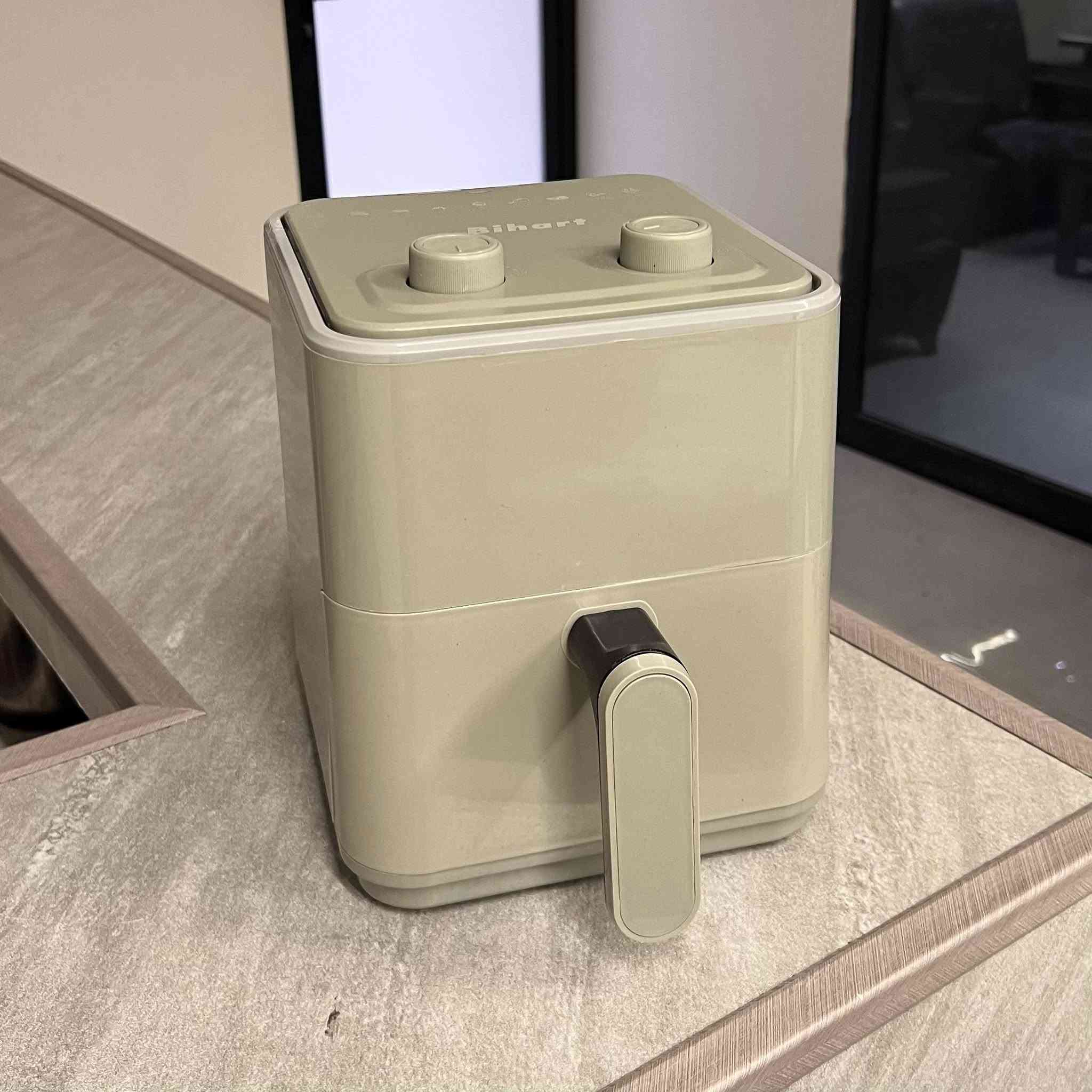 قلاية هوائية Bihart بدون زيت – موديل YSL197

قلاية هوائية عملية من Bihart بتصميم مدمج ومناسب للاستخدام اليومي، توفر طهيًا بالهواء الساخن مع تحكم يدوي بسيط.

 • تعمل بتقنية الهواء الساخن للطهي بدون زيت
 
• تحكم يدوي عبر مقبضي الوقت ودرجة الحرارة
 
• تصميم مدمج مناسب للمطابخ الصغيرة
 
• سلة سحب أمامية لسهولة إدخال وإخراج الطعام
 
• جسم بلون رمادي أنيق كما هو موضح على العلبة
 
• استخدام مباشر بدون إعدادات معقدة

 • نوع المنتج: قلاية هوائية (Air Fryer)
 • القدرة الكهربائية: 800 واط
 • الجهد الكهربائي: AC 220–240V
 • التردد: 50/60Hz
 • مدة التشغيل القصوى: 30 دقيقة
 • التحكم: يدوي (مقبض حرارة + مقبض وقت)
 • الوزن الصافي: 2.1 كغم
 • الوزن الإجمالي: 2.6 كغم

محتويات العلبة:
 • قلاية هوائية Bihart
 • سلة الطهي
السعر 40الف فقط مع التوصيل 
للتواصل واتساب او عل صفحه : ***********

