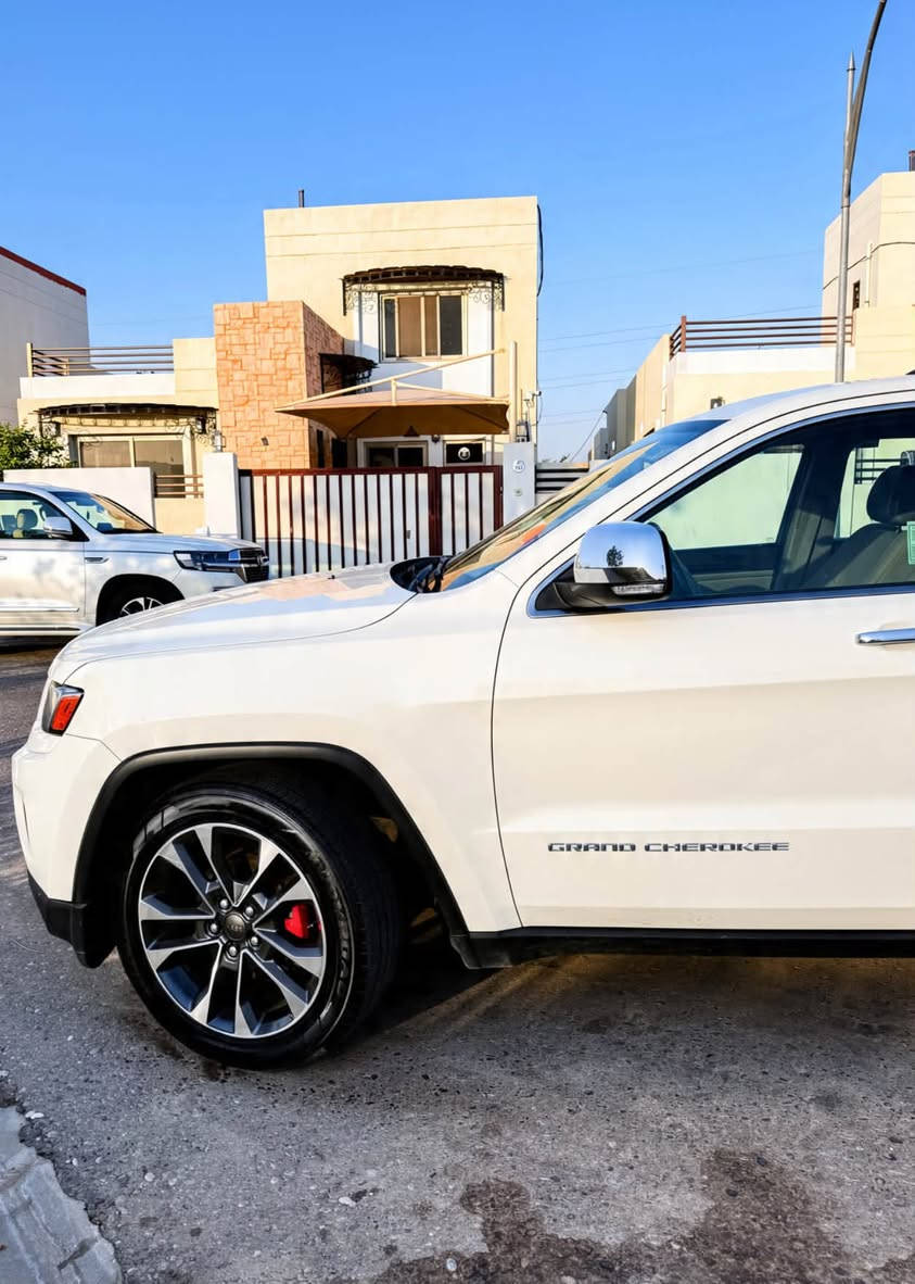 السلام عليكم الـ 14 النوادر للبيع  1/1
⚜️Jeep Grand cherokee Limited ⚜️ 
⚜️من اجدد وانظف القطع بالعراق ⚜️

جيب 2014 خليجي وكالة هارلم ، عداد المسافة 99 الف حقيقي شرط الفحص السياره مكفولة گير ومكينة ومكفولة من الصبغ والتبديل حتى دعامياتها بلادية ، فقط بارد .

السيارة قفلة المواصفات🇺🇸
فتحة سقف بانورامية ، حساسات خلفية ، رادار امامي ، تحديد مسار ، مثبت سرعة كروز كونترول ،بصمة تشغيل ، بصمة ابواب ، ترحيب عند الاقتراب ، تشغيل عن بعد ،كشنات امامية كهرباء + تدفئة / تبريد ، كشنات خلفية تدفئة ، ذاكرة خزن ميموري سيت مع الستيرن ، ستيرن بحركة كهربائيةتلسكوبية ، تدفئة بالستيرن ، تحكم ستيرن جهتين ، دبل گزوز خلفي ، تدفئة بالمريات الجانبية  السيارة خير من الله مواصفاتها بيها تراي يخبل تسوقها وتحكم ✅

رقمها اربيل بأسمي شخصياً 
للاستفسار اكثر
 ***********
***********

للأمانة السيارة جديدة والف عافية على الي تكون من نصيبة
سعر السياره جداً مناسب وبلاش 205 وبيها مجال 
وعلى راسي الجميع ♥️

