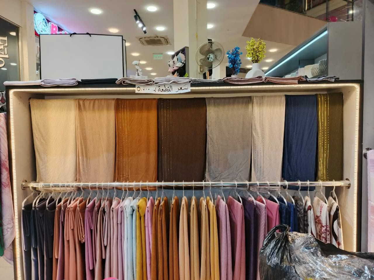 ديكور خشب نوع NDF  للبيع + البظاعة اللي بداخله + موجهات بلاجكتور لون ابيض ثلجي 
العنوان حي الزهراء
الرقم ***********
