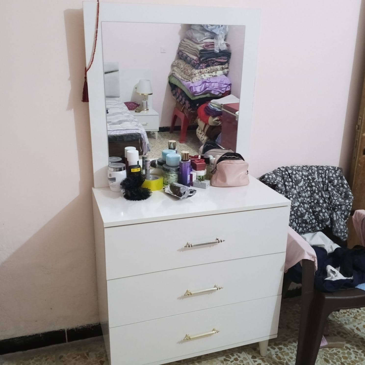 السلام عليكم غرفة نوم ام النفرين السعر 300 وبيها مجال المهتم مدخل على هاذا الرقم ***********

