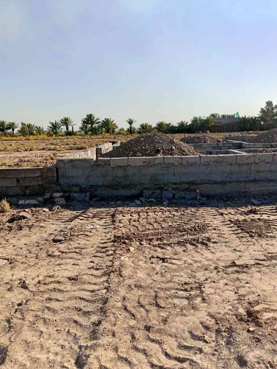 السلام عليكم للبيع قطعه ارض مساحتها 200 متر تحتوي على بتلو صب كونكريت معلي 3 سوف بلوك متفونه تراب تحتوي على غرفتين وصاله 5 في 11 واستقبال 4في7 مطبخ 5في4 الشارع عرض 10 متر ماء وكهرباء متوفر الموقع  بجانب حسينية او ساحة الشعائر للاستفسار ***********  ***********
