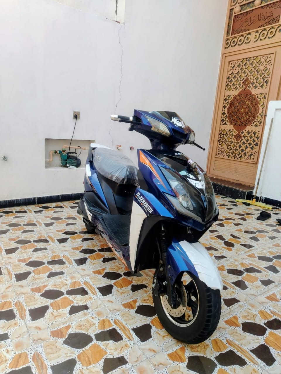 ---

*السلام عليكم*

دراجة شحن للبيع نوع *سكنس الأخوين - SUPER SUNNY*
*6 بطاريات - فول عالفحص 🔋*

*المواصفات:*
✅ 6 بطاريات فول عالفحص
✅ بريك خلفي شغال 100%
✅ لايت عالي ناصي شغال
✅ عداد شغال
✅ 4 سرع
✅ كهربائيات كلها شغالة
✅ اشاير يمنى ويسرى شغالة
✅ دراجة زيرو - نظيفة

*السعر: 500 ألف دينار*

*رقم الهاتف: ************
*المكان: الفلوجة - 

-
