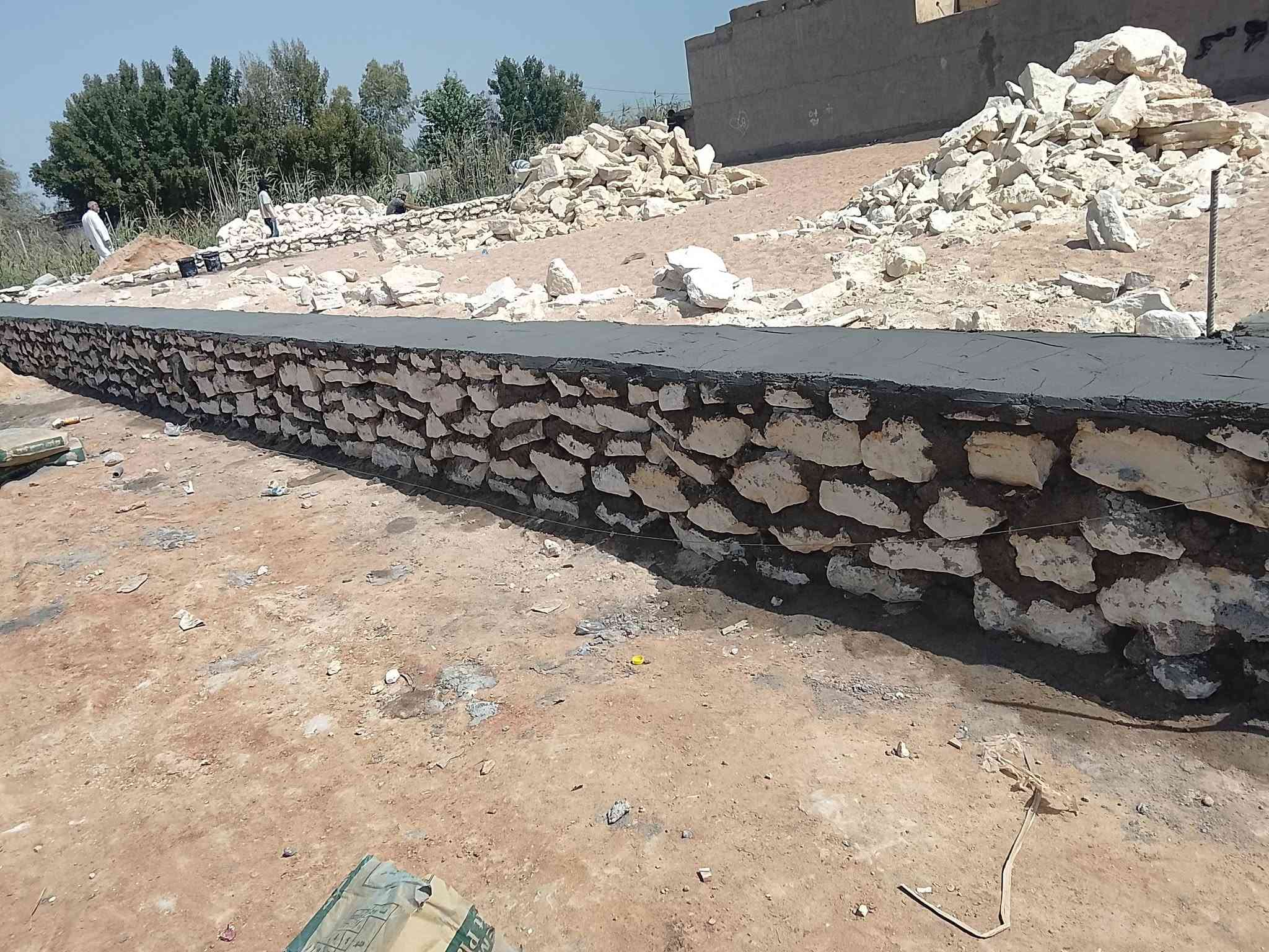 السلام عليكم بناء حجر كرسته وعمل بناء بيوت اسيجه ممرات نافورات تطبيك ارضيات وشواطى الاتصال على الرقم ***********
