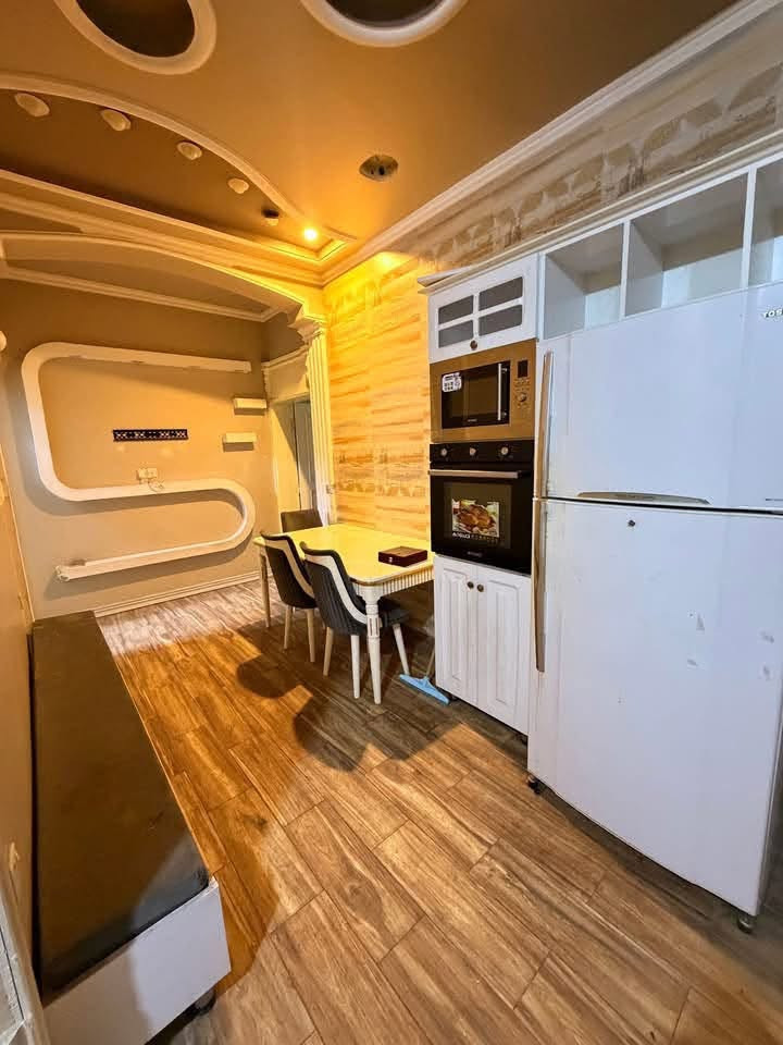 🏡 للإيجار في #السيدية
━━━━━━━━━━━━━━

✨ بيت طابق أرضي مؤثث بالكامل، بموقع مميز على شارع عرض 20م.

🔹 يحتوي على:
• غرفتين نوم
• صالة
• مطبخ
• خدمات
• كراج

💰 السعر:
• مليون وربع شهرياً، شهر بشهر.
• مليون و150 ألف شهرياً، عند الدفع كل 3 أشهر — قفل.

━━━━━━━━━━━━━━

📞 للاستفسار: ***********

🏢 مكتب حلم عقاري للاستثمار العقاري

📍 موقع المكتب: السيدية الضباط شارع الكويتي

يتوفر لدينا عروض أخرى بمختلف الأسعار والمساحات والمواقع.
━━━━━━━━━━━━━━
#مكتب_حلم_عقاري #عقارات_السيدية #بيوت_للإيجار
