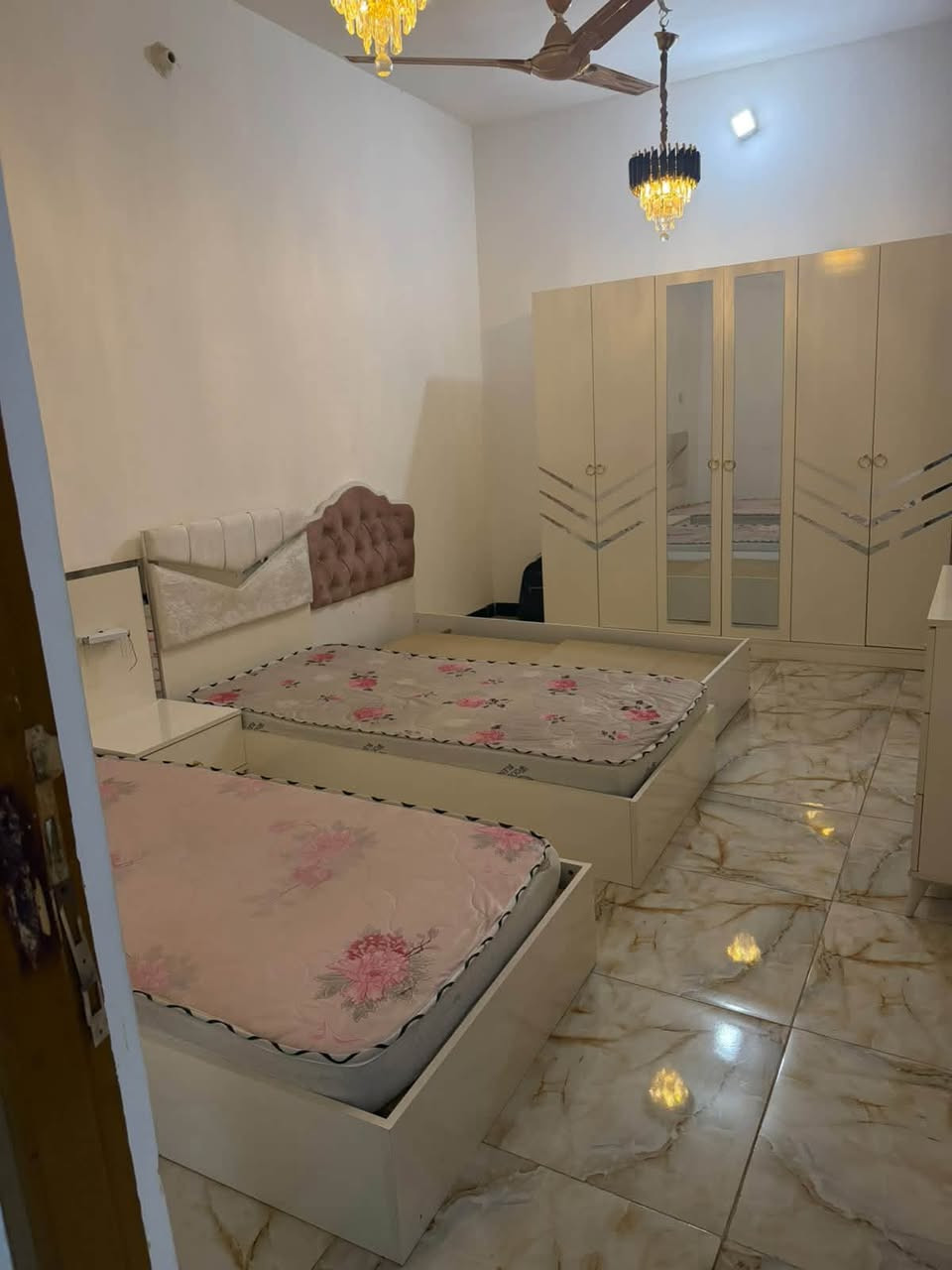 بيت في حي النقيب شارع النهر مساحة ١٠٠ واجهيه ٨ نزال ١٢ جديد طابقين استقبال + صاله + غرفه + مطبخ + صحيات + منور البيت الطابق الثاني يحتوي على غرفتين كبار وصاله وصحيات يبعد دقايق عن شارع محمد الأمين الفرع مقابيل مول الحارث ***********
