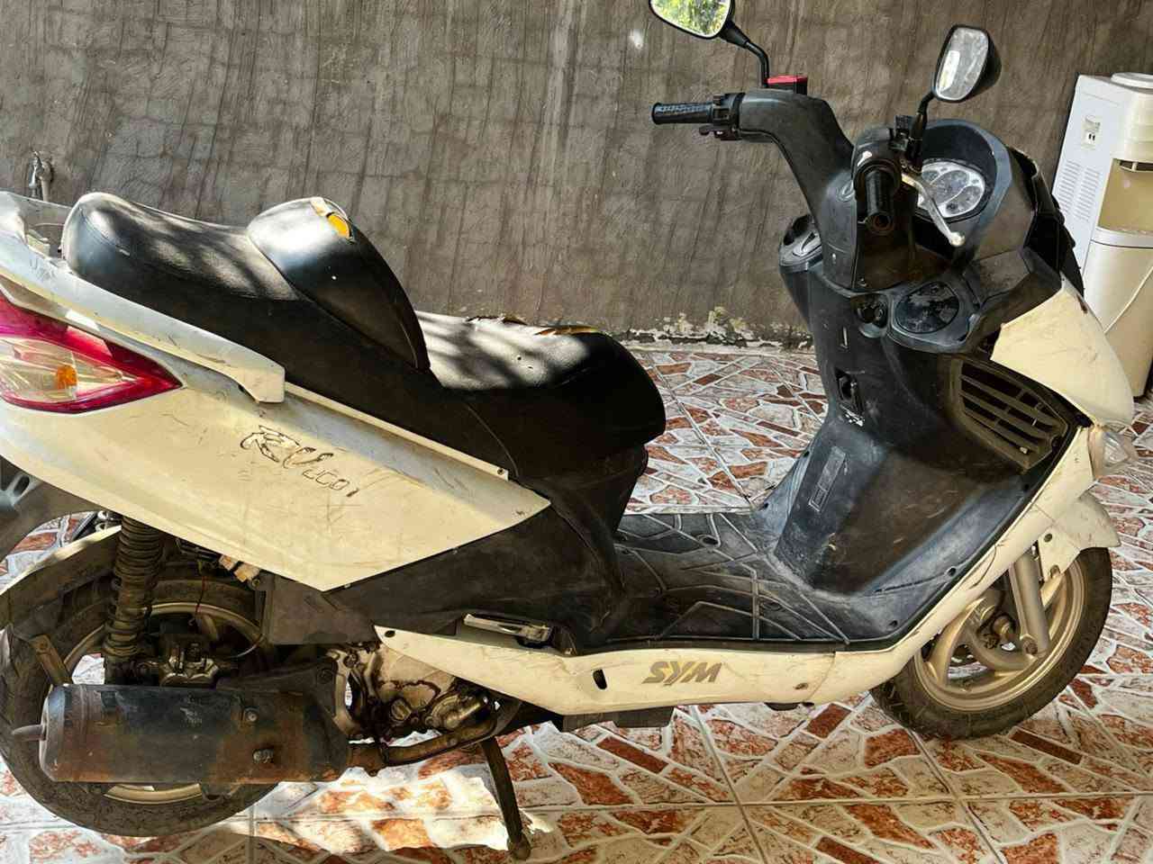 السلام عليكم 
دراجه sym موديل 2010 محرك 200 cc كهربائيات شغاله بل كامل نقصهة الوحيد بساتم السعر 400 و بي مجال صلاح الدين قضاء بلد 
***********
