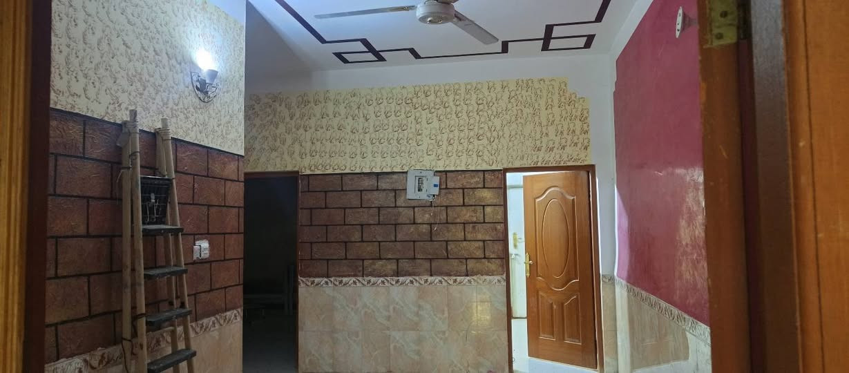 شقه للايجار تحتوي على غرفه نوم واحده وصاله ومطبخ وحمام 
مكانه شارع ٢٠ قرب الاطفاء 
ايجارها ٣٠٠ مع المولد والنت 
***********
