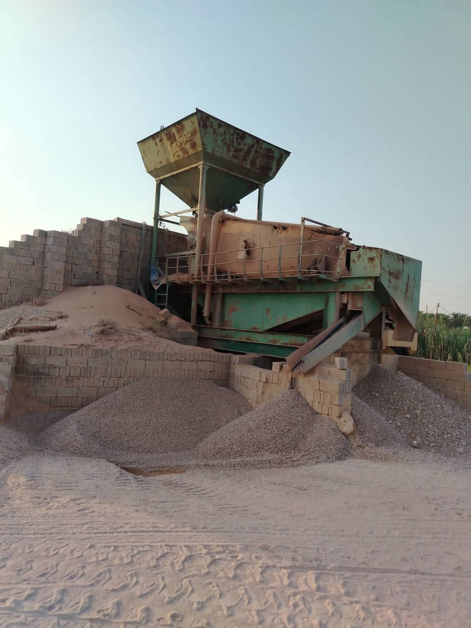 رمل مغسول درجة أولى شرط الفحص. سعر الكيلة ٦٠ الف درجة أولى 4 كيلات 240 الف من غير اجرة السيارة 

ويوجد نوع آخر درجة ثانية سعر  الكيلة ٥٠ الف
للتواصل ***********
