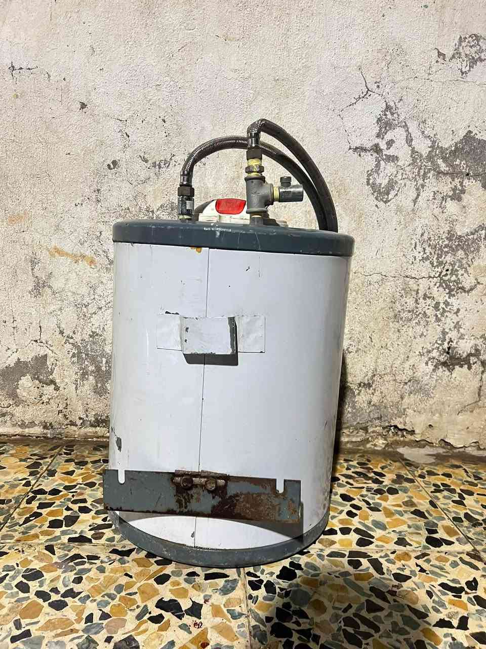 كيزر حجم صغير
نضيف ما مزروف 
سعره 35 
رمادي شارع 60 قرب قسم الامتحانات
***********
