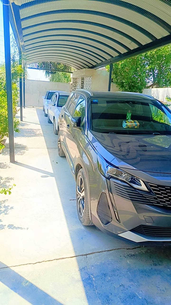 إعلان بيع / مواصفات السيارة: بيجو 5008 - فئة GT Line موديل 2022
الموديل: 2022  
الفئة: GT Line (الفئة الرياضية الفاخرة)  
سعة المحرك: 1.6 لتر توربو (4 أسطوانات)  
القوة الحصانية: 163 - 165 حصان  
عزم الدوران: 240 نيوتن متر  
ناقل الحركة: أوتوماتيك (تيربو / دفع أمامي)  
عدد المقاعد: 7 مقاعد (3 صفوف قابلة للطي والتعديل بمرونة عالية)  
1. المواصفات الخارجية (تصميم GT Line):
إضاءة أمامية وخلفية بالكامل بتقنية Full LED بتصميم المخالب الثلاثية المميزة لبيجو.
شبك أمامي رياضي بتصميم هجومي يحمل شعار GT المميز مع لمسات كرومية أنيقة.
سقف بانورامي زجاجي قابل للفتح مع سقف أسود ماسي (Black Diamond) وقضبان تثبيت من الألومنيوم.  
 (إطارات) ألومنيوم رياضية بتصميم مميز قياس 18 أو 19 إنش.
مرايا جانبية قابلة للطي كهربائياً مع إشارات انعطاف وإضاءة ترحيبية.
2. المواصفات الداخلية والراحة:
مقصورة القيادة المتطورة الشهيرة (Peugeot i-Cockpit).
شاشة عدادات رقمية بالكامل (Digital Cluster) مقاس 12.3 إنش قابلة للتخصيص.
شاشة وسطية تعمل باللمس قياس 8 أو 10 إنش تدعم أنظمة التشغيل الحديثة (Apple CarPlay & Android Auto).
مقاعد رياضية فاخرة بكسوة مدمجة من الجلد والقماش الفاخر (أو الجلد الخالص حسب الطلب) مع خاصية التدفئة.  
عجلة قيادة رياضية صغيرة متعددة الاستخدامات مكسوة بالجلد الطبيعي مع شعار GT.
إضاءة محيطية (Ambient Lighting) داخلية راقية.
تكييف هواء أوتوماتيكي ثنائي المناطق مع فتحات تبريد مخصصة لصف المقاعد الثاني والثالث.
3. أنظمة الأمان والسلامة العالية:
6 وسائد وهواء أمان متقدمة لحماية الركاب.
نظام الفرامل المانعة للانغلاق (ABS) مع توزيع قوة الفرملة إلكترونياً (EBD).  
نظام الثبات الإلكتروني (ESP) ونظام مساعدة صعود المرتفعات.
نظام التحذير من الاصطدام الأمامي مع الكبح التلقائي في حالات الطوارئ.
نظام الحفاظ على المسار والتحذير من الخروج عنه.
نظام مراقبة النقاط العمياء ومستشعرات ركن أمامية وخلفية مع كاميرات رؤية محيطية.
فرامل يد كهربائية (Electronic Parking Brake).  
الحالة: (السيارة كلين تايتل )
المسافة المقطوعة : 60 الف
سعر السيارة ١٤٥$ وبيها مجال
مكان السيارة : بغداد
اتصال ‏‪***********‬‏
