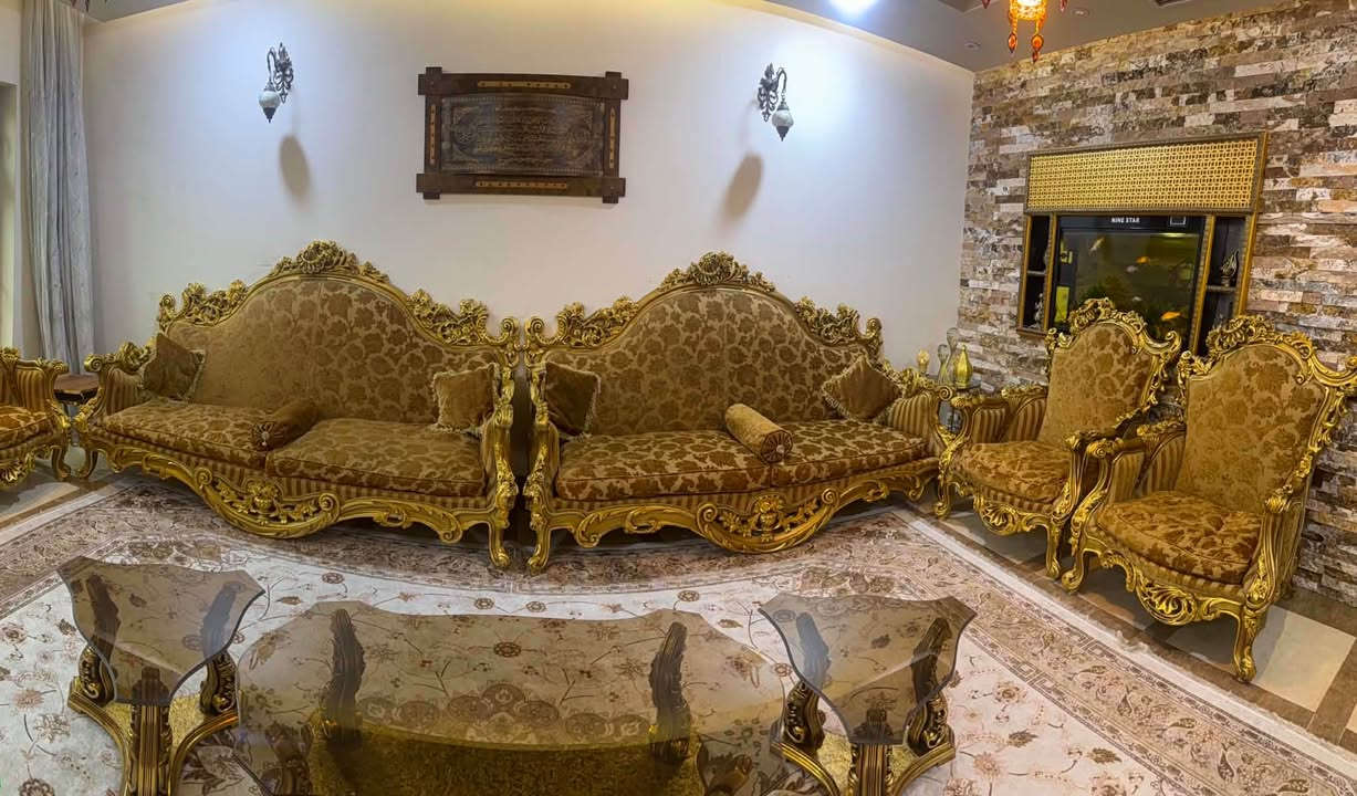 سلاو ئەم قەنەفانەمان هەیە بۆ فرۆشتن مێزی ناوەراستو تەپلەکیشی لەگەلە زۆر پایەکەو شکاوی هیچ نییە سعری یەکملوێنو نیو ١٠٠.٥٠٠ هەزار ژ.م *********** السليمانية, العراق
