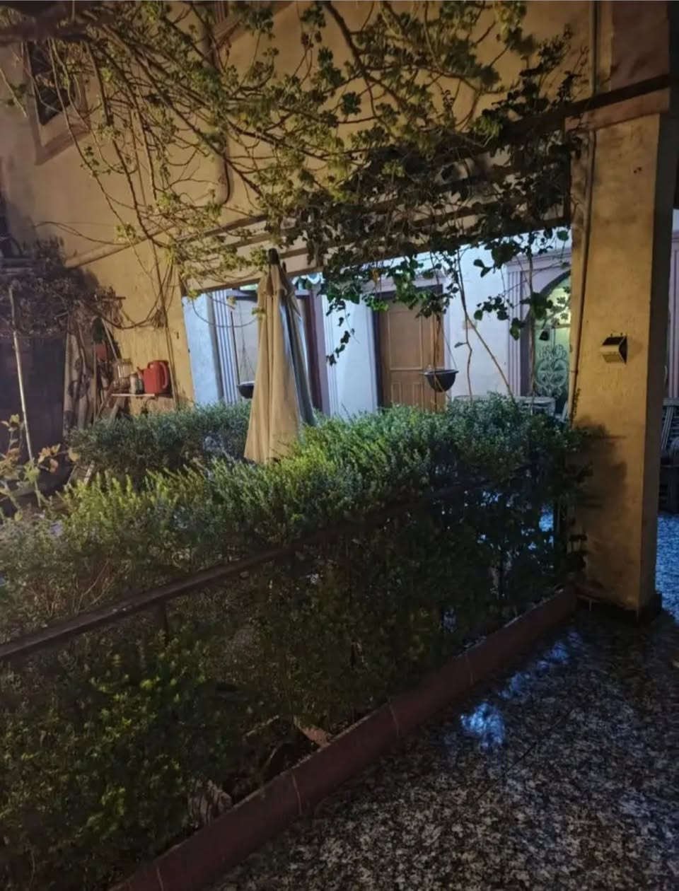 السلام عليكم 
معروض للبيع دار سكن مساحه (٢٠٠) م ركن وجه (٢٠×١٠) على حديقه في منطقة حي الشهداء قرب الشارع الرئيسي طابقين البيت نظيف مرمم الاول كونكريت والثاني عكاده 
يحتوي على 
استقبال وصاله وغرفه ومطبخ وصحيات ومطبخ حار وبارد 
الطابق الثاني 
غرفه نوم عدد (٤) 
مطبخ وصاله وصحيات 
السعر (٢٤٥) مليون قابل للتفاوض 
للاستفسار الاتصال واتساب ***********
مكتب المدار الذهبي للعقار

نص مكتوب في الصور:
- مكتب
- المدار الذهبي
- ***********
- دار للبيع