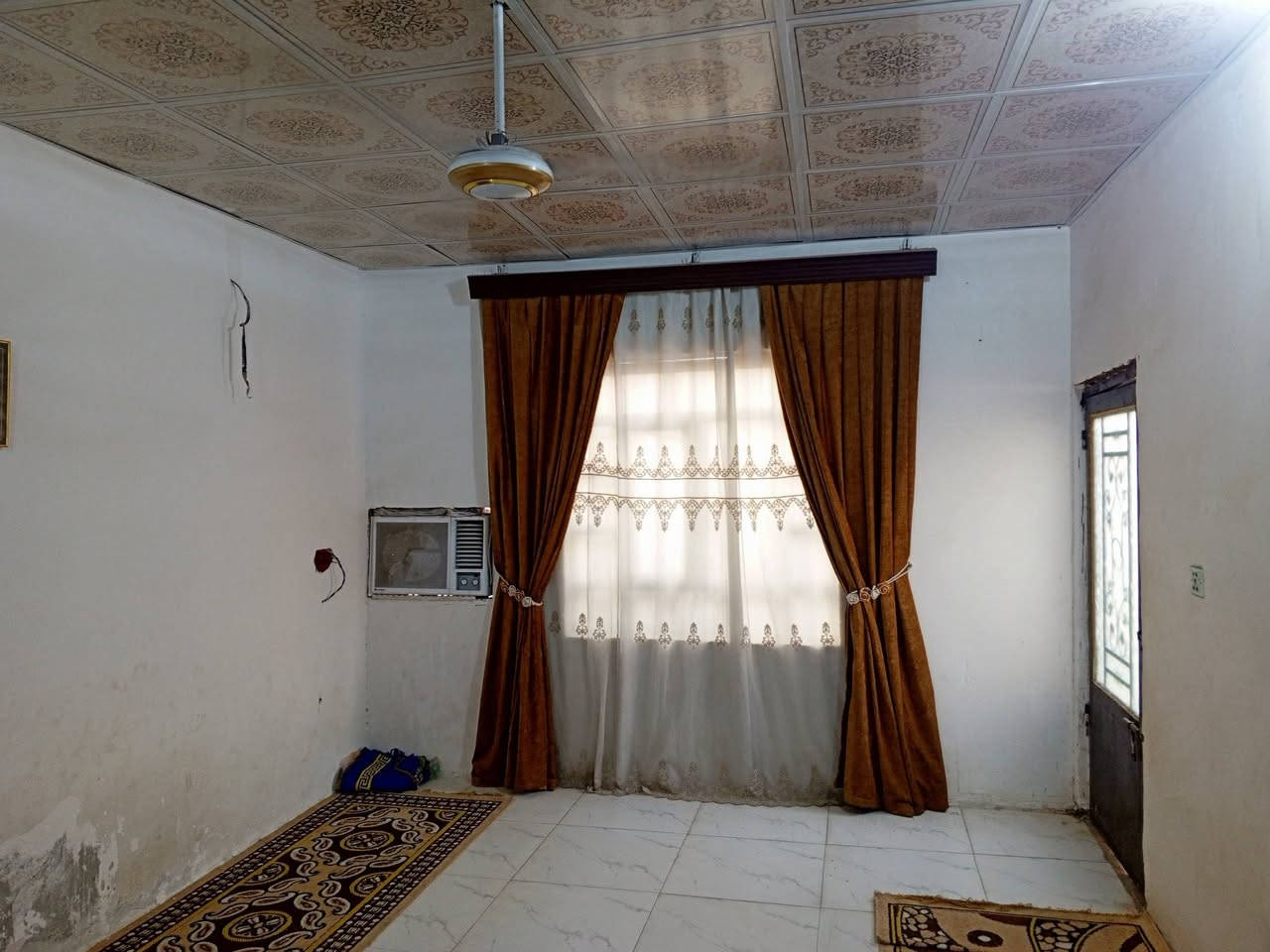 السلام عليكم قطعه بمساحه 400متر بوجهه 14.5ونزال 28تحتوي على دار مساحه 90متر شارع 7متر تبعد عن التبليط 150متر الموقع كربلاء المقدسة الحسينيه العطيشي منطقه ام ماشه قرب جامع الامام علي السعر 60 مليون وبيها مجال لطيبين ***********
***********واتساب
