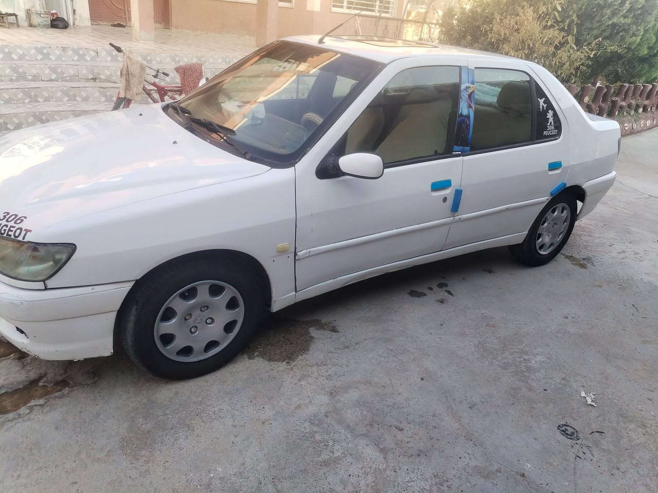 السلام عليكم بيجو للبيع موديل 2001 رقم كركوك حره مو مطلوبه شرط التحويل سنويه صاقطه بل 21 كير محرك كلوجديد تيرات 4جدد كهربئيات كلها شغاله الساره ماعايزها شي مصبوغه عام السعر 38 وبيها مجال اللا ستفسار على الرقم ***********
