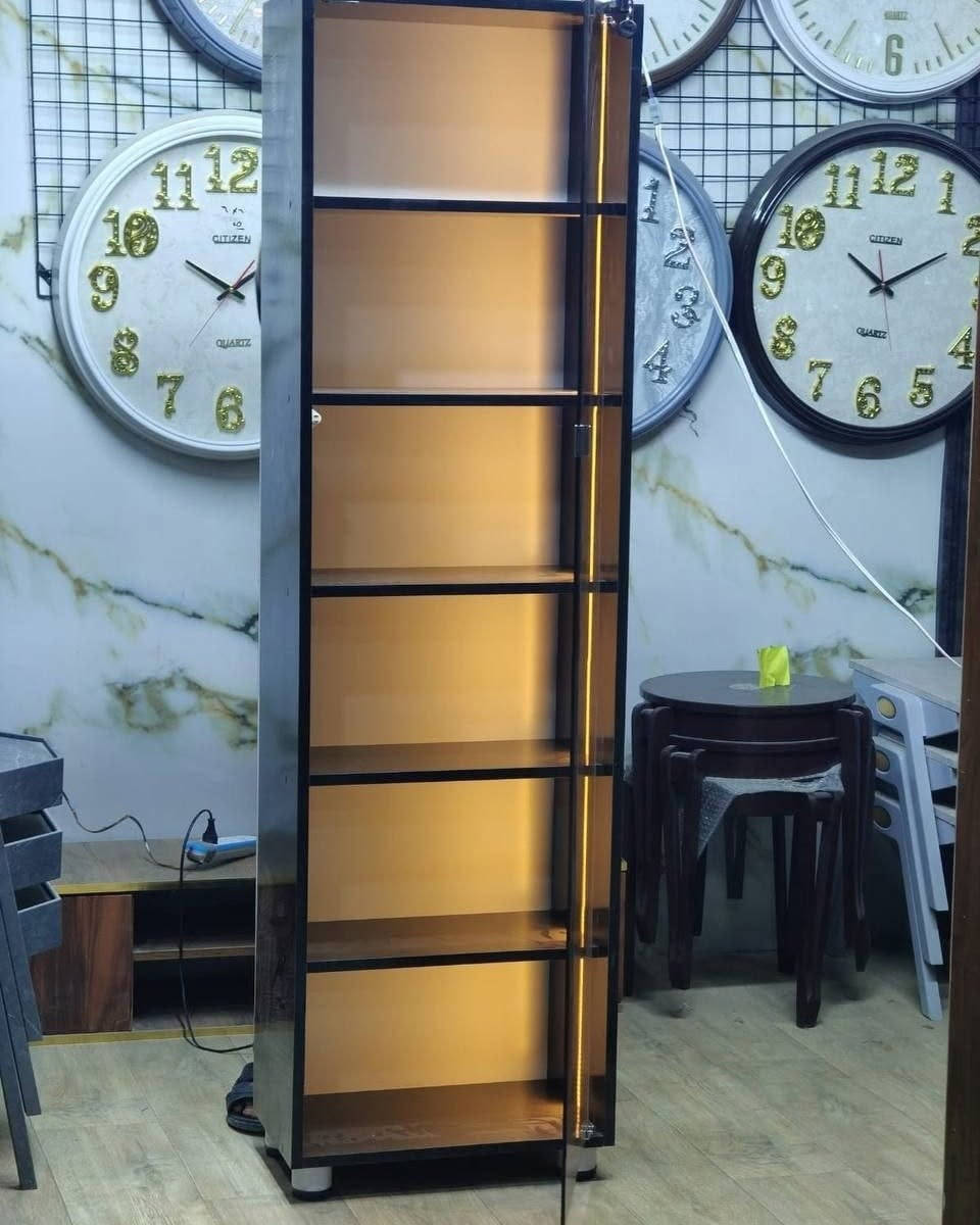 فاترينة عرض • باب زجاجي • إضاءة دافئة