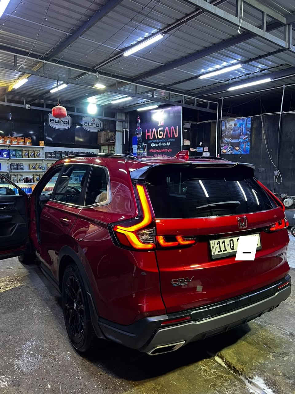 Honda CR-V Sport-L Hybrid 2025 للبيع
• هايبرد 2.0L – 204 HP
• ممشى 12,000 كم فقط
• AWD دفع رباعي
• فتحة سقف كهربائية
• كراسي جلد + كهربائية + تدفئة
• ذاكرة كرسي السائق
• رادارات وحساسات أمامية وخلفية
• Blind Spot مراقبة النقطة العمياء
• Rear Cross Traffic Alert تنبيه حركة المرور الخلفية
• Adaptive Cruise Control مثبت سرعة متكيف
• Lane Keeping Assist تحديد ومساعدة المسار
• كاميرا خلفية متعددة الزوايا
• Power Tailgate صندوق كهربائي
• شاشة 9 إنج + Apple CarPlay / Android Auto لاسلكي
• شحن لاسلكي للموبايل
• تحكم مناخي أوتوماتيك Dual Zone
• إضاءة LED
• جنوط 18 إنج Sport

📍 بغداد – حي الجامعة
💰 السعر: 25,200$
📞 ***********

ملاحظة: طخة بسيطة جدا صارت اثناء النقل بصندوك السيارة موضحها بالصور وتم تصليحها
