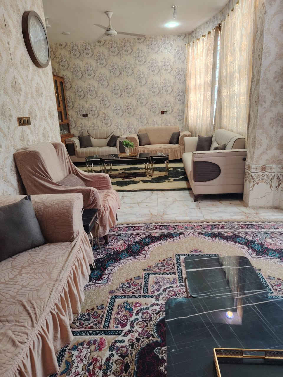بيت للبيع مجمع النفط الرابع مساحة البيت ٣٢٠ متر طابق واحد الواجهه ٢٠ /متر/والنزال ١٦ متر/بل اضافه خط نت وخط مولد مجاني حديقة جانبيه ٨٠ متر بيها محل خدمات مدفوعه اما السعر جدآ مناسب رقم الهاتف *********** ياالله يارزاق
