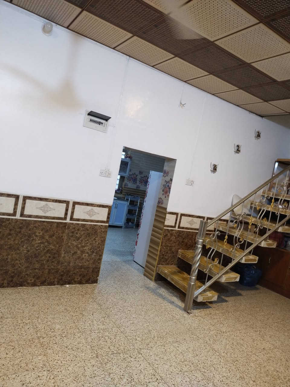 السلام عليكم بيت زراعي للبيع سند 25معامله كامله المساحه 300بناء طابوك يحتوي مطبخ واستقبال وصاله وثنين غرف نوم وصحيات خارجيه وحده داخليه وماي ومجاري وكهرباء خطين اي استفسار ارسال الصفحه او اتصال عل الرقم عاده النشر بسبب الوعود الكاذبه ***********@عنوان ال حمد نزلت الشيخ سامي
