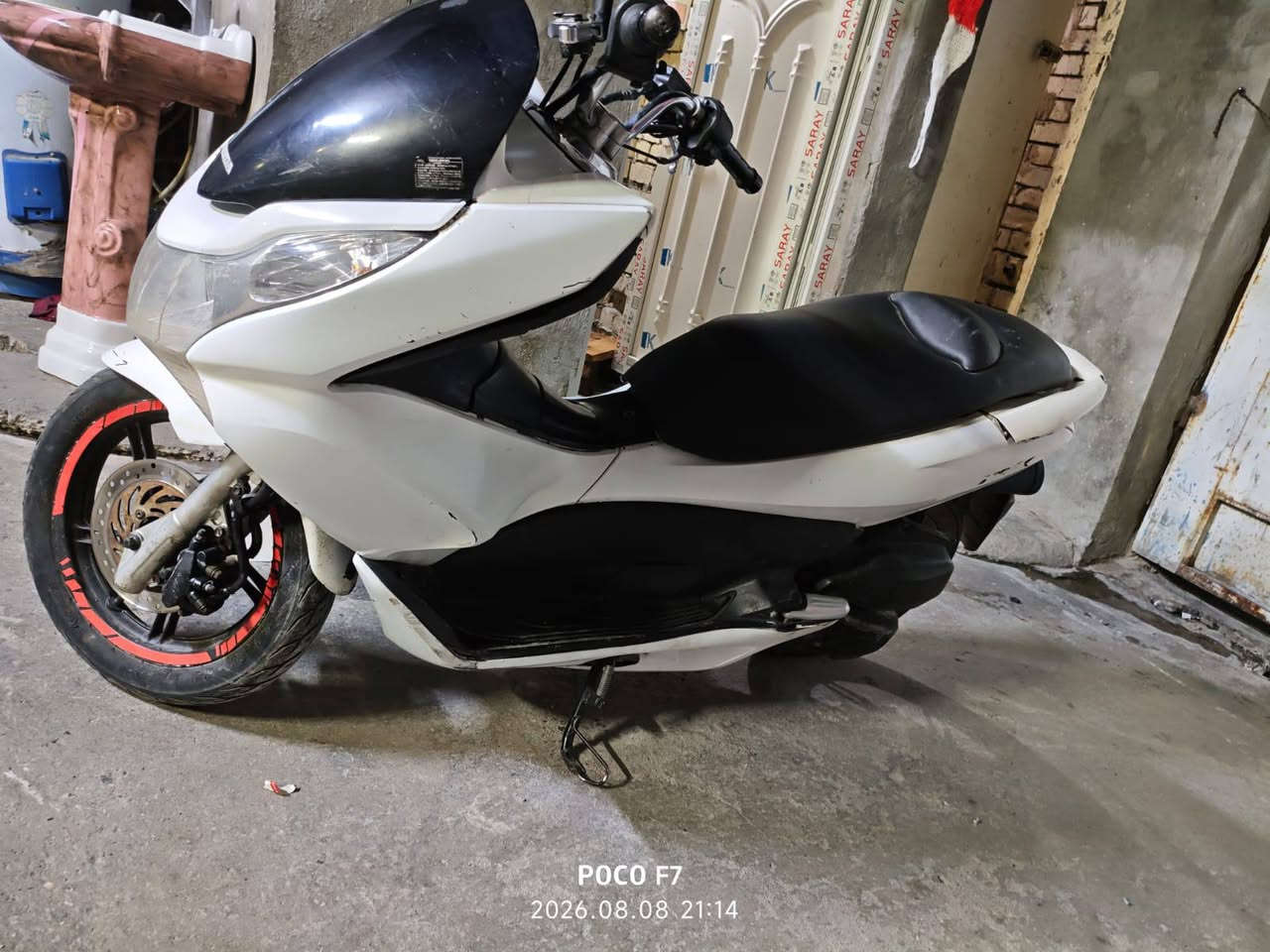 Pcx جيل اول ياباني للبيع
مكينة 150 
كفرات بلادية 
كهربائيات شغالة 
ماشية 50 الف 
السعر  ( مليون و 100) وبيها مجال 
بغداد مدينة الصدر  ***********

