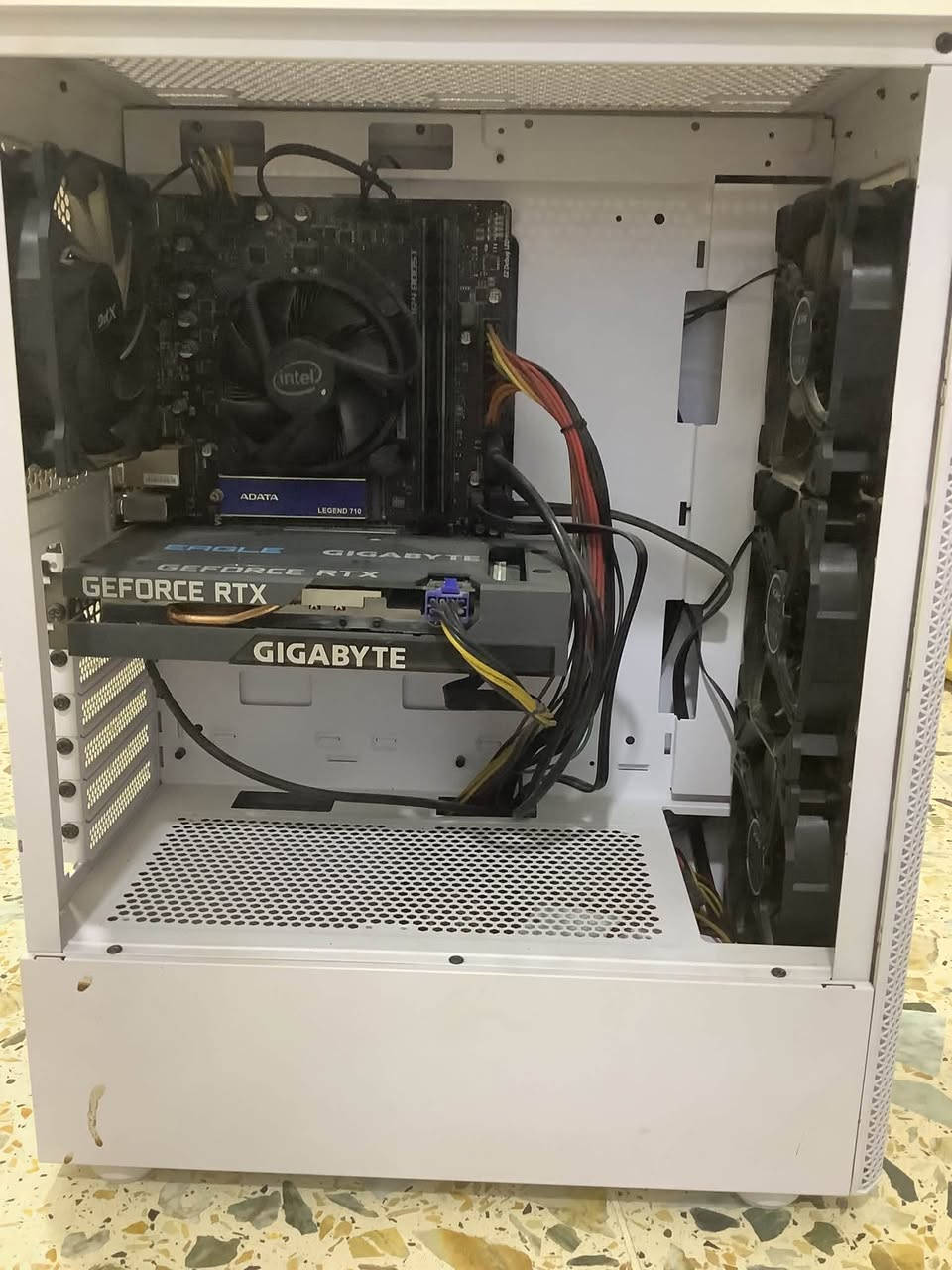 للبيع تجميعة ألعاب (Full Gaming Setup) بحالة ممتازة ونظيفة جداً:
المعالج (CPU): Intel Core i5-9400F
 كرت الشاشة (GPU): NVIDIA GeForce RTX 3050 (8 GB)
 الذاكرة (RAM): 16.0 GB
 نظام التشغيل: Windows 11 Pro
 الكيس (Case): Redragon بتصميم عصري (White Edition) مع فلاتر غبار نظيفة وترتيب احترافي للكابلات.
محتويات الحزمة:
 كيس الحاسبة (بمواصفات أعلاه).
 شاشة HP.
 كيبورد جيمنج.
 ماوس.
 سماعات خارجية.
ملاحظات:
 الجهاز نظيف جداً من الداخل والخارج، ووضعيته ممتازةمع يو بي اس بطاريتين السعر700للستفسار***********عل الواتساب
