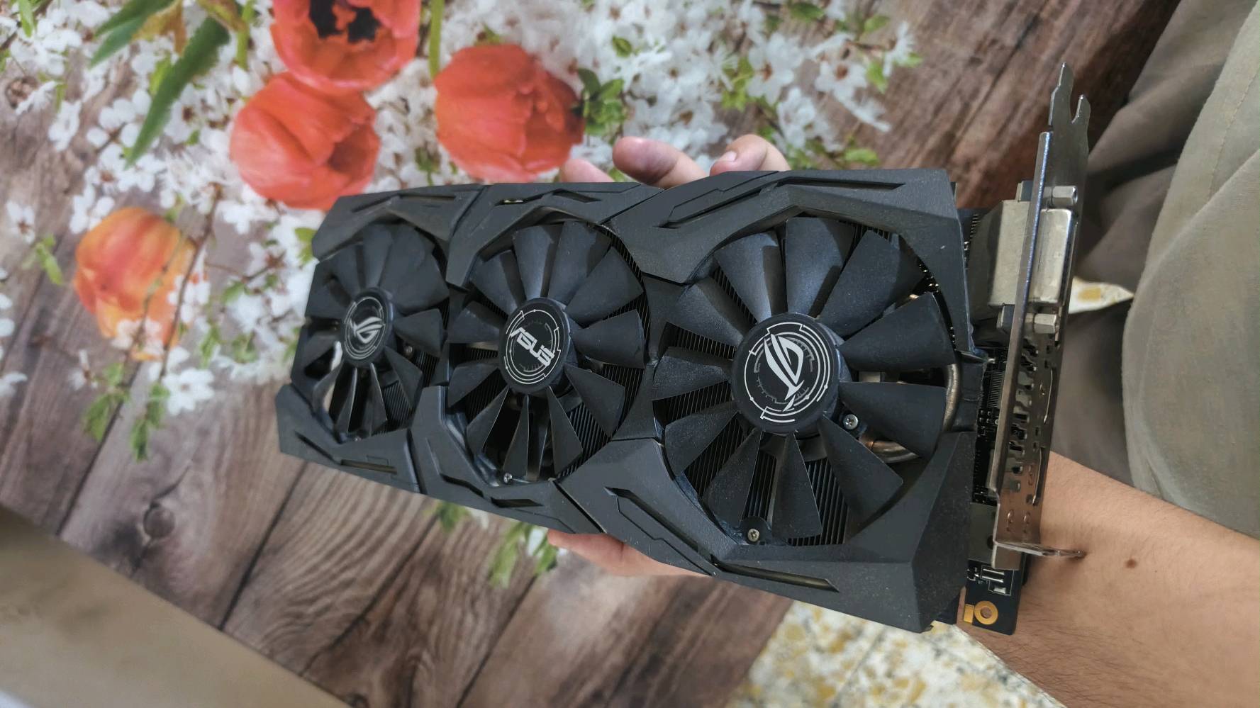 كرت شاشه لبيع 
‎كرت الشاشة (GPU): 
ASUS ROG Strix GTX 1070 Ti 8GB افضل نسخة و جدا نظيف 
السعر 190 الف‎