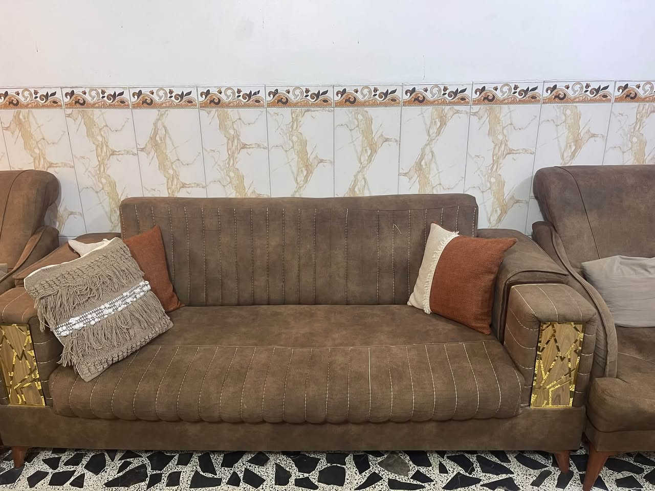 تخم نضيف استعمال سنه فقط مسوي توصا خشب قوي مابي اي عيب فقط الي مأشره عليه بل صوره نازل الاسفنج مالته شويه نضيف لونه جوزي طوخ مموج ب اسود ويا 6 كوشات مالته الاصليه الباقيات اضافيه احنه مخليهن 600 وبي مجال 
الطبله الوسطيه جام قوي مينكسر ابداً نضيفه 125 وبيهة مجال
تواصل خاص او ع الرقم ***********

