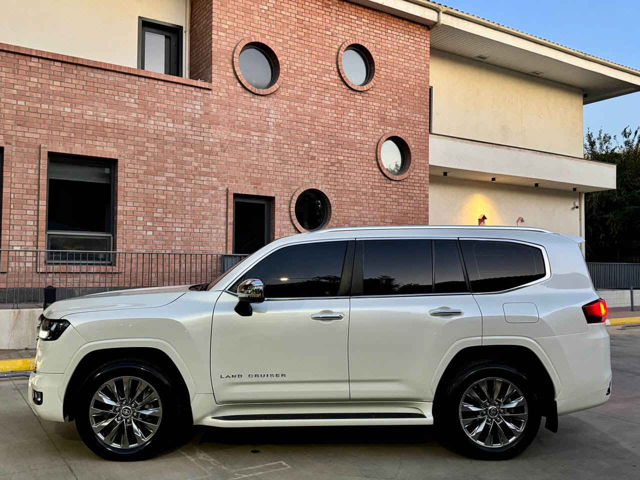 LAND CRUISER_2023 _Twin Turbo _GXR

_GXR_87,000Km

اللَّهُمَّ صَلِّ عَلَى مُحَمَّدٍ وَعَلَى آل مُحَمَّدٍ

اخت زيرو بل كارتون
بدون صبغ - بدون رمل - بدون حالوب ـ حتا دعاميات شرط

🔷تويتا لاندكروز موديل (2023) توين توربو
🔷سياره زيرو شريكه ساز باب اولا
🔷سياره مواصفات (GXR)
🔷سياره (٦) سلندر توين توربو  

🔷مواصفات سياره 
(كوشنات جلد _ شغال عن بعد
_ كاميرا _ كوشنات تدفيه _ شاشه كبير
٣ شاشات بيلادي _ وايرليس شحن _   نيظام eco _ سلايت _ النزلاق _ثلاجه _ زينون _ حساسيه الديك المؤخره مرايات _)

🔷سنويه هزه كل جديد مباشر حول

🔷• نظافه ١٠٠٪ كامل سيرڤس بدون نقص و

🔷مكان سليمانيه
🔷سعر (628$)
🔷رقم . *********** السليمانية, العراق
